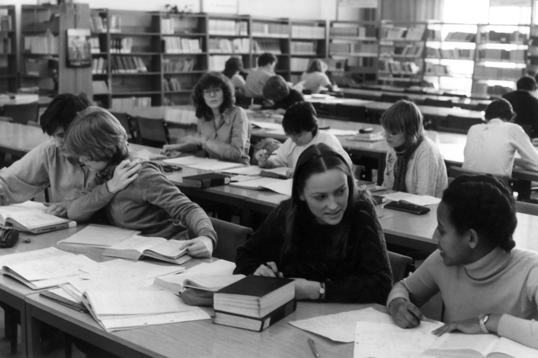 Studentinnen der Hochschule für Ökonomie in Berlin-Karlshorst am 28. März 1984 im Lesesaal beim Studium.
