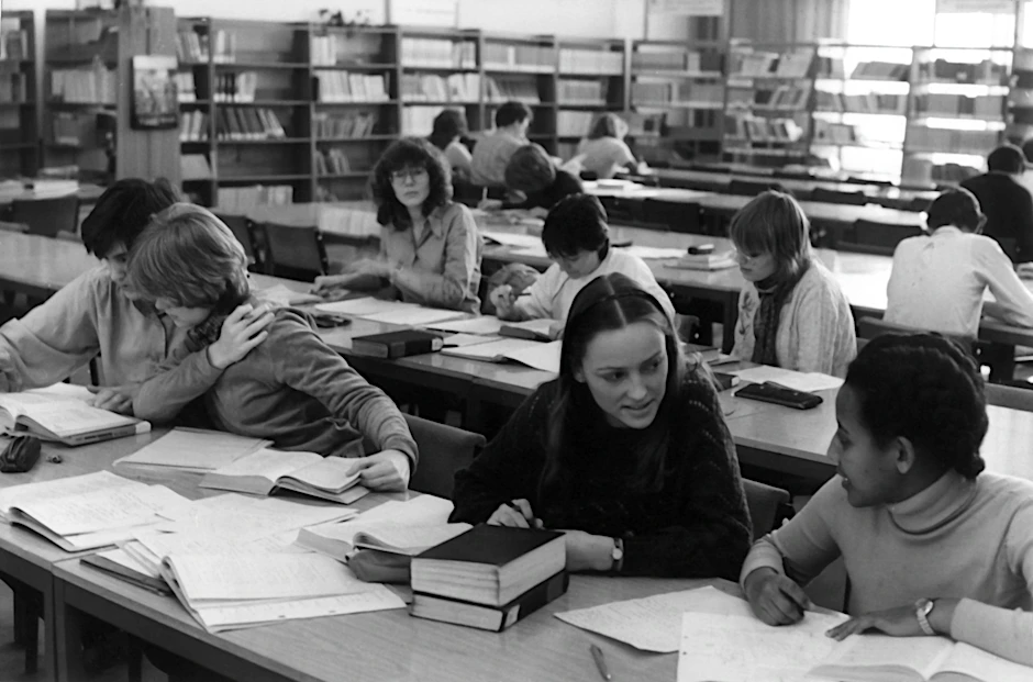Studentinnen der Hochschule für Ökonomie in Berlin-Karlshorst am 28. März 1984 im Lesesaal beim Studium.