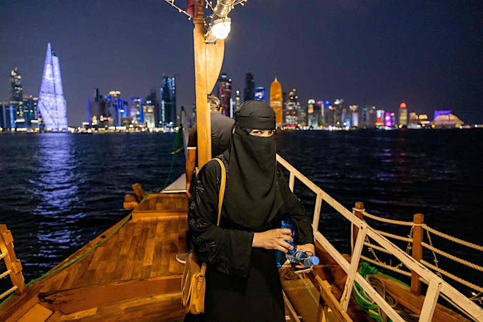 Eine Frau auf einer traditionellen Dhau entlang der Bucht in&nbsp;Doha, kurz vor der WM 2022.