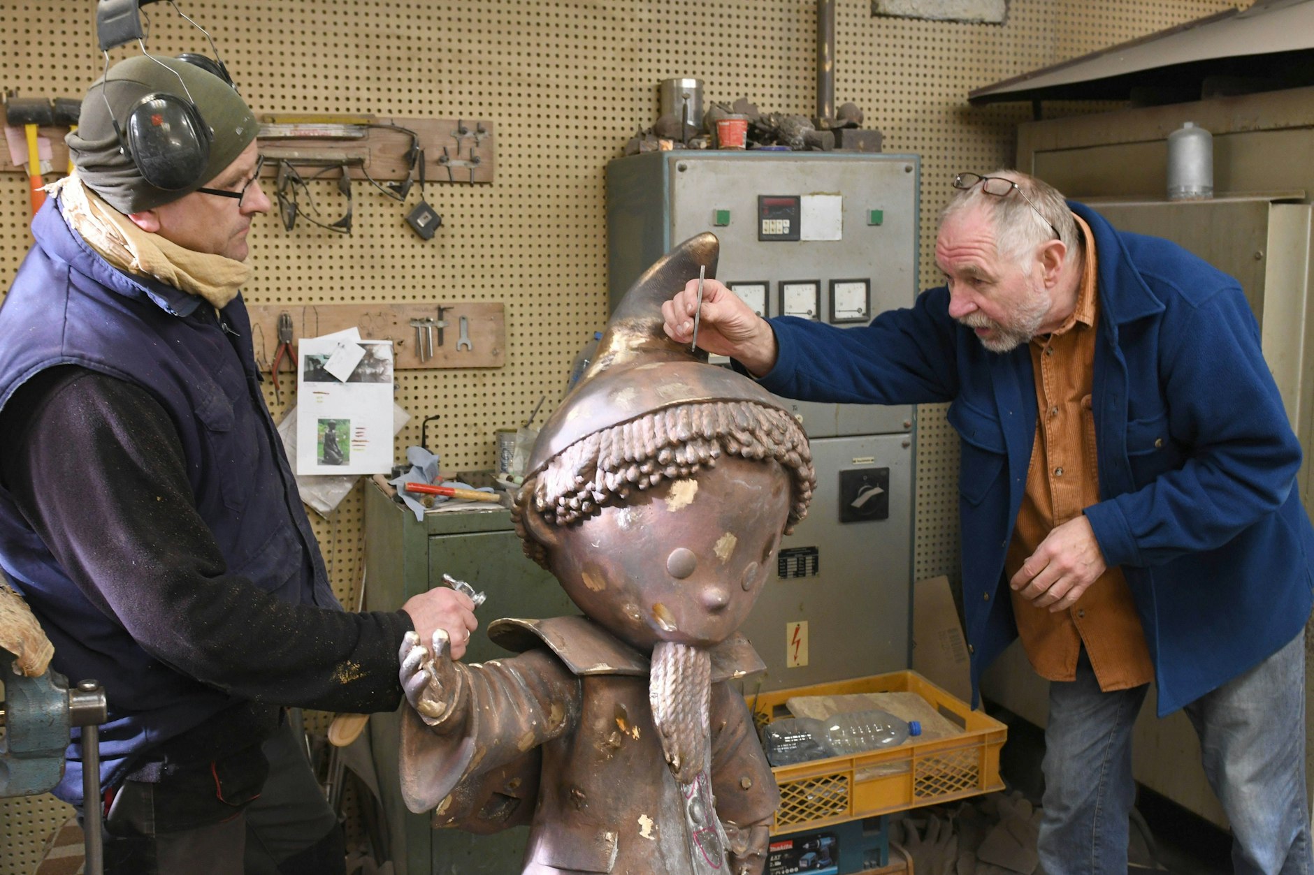 Die Bronze ist fertig, die Behörde nicht. 