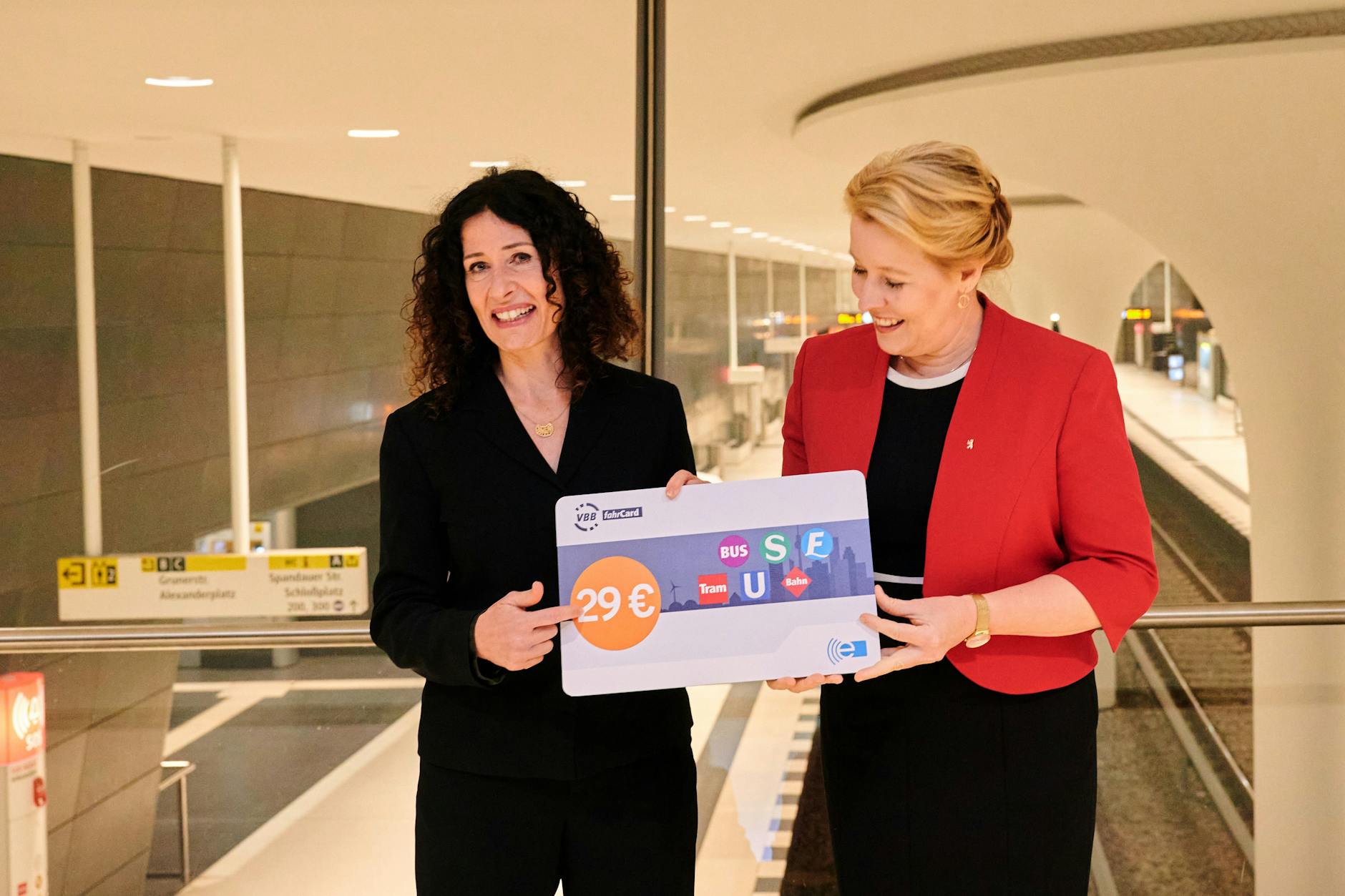 Zwischen die beiden passt doch ein Blatt Papier: Bettina Jarasch (l., Bündnis90/Die Grünen), Senatorin für Umwelt, Mobilität, Verbraucher- und Klimaschutz, und Franziska Giffey (SPD), Regierende Bürgermeisterin, von Berlin beim Verkaufsstart des 29-Euro-Tickets im U-Bahnhof Rotes Rathaus.