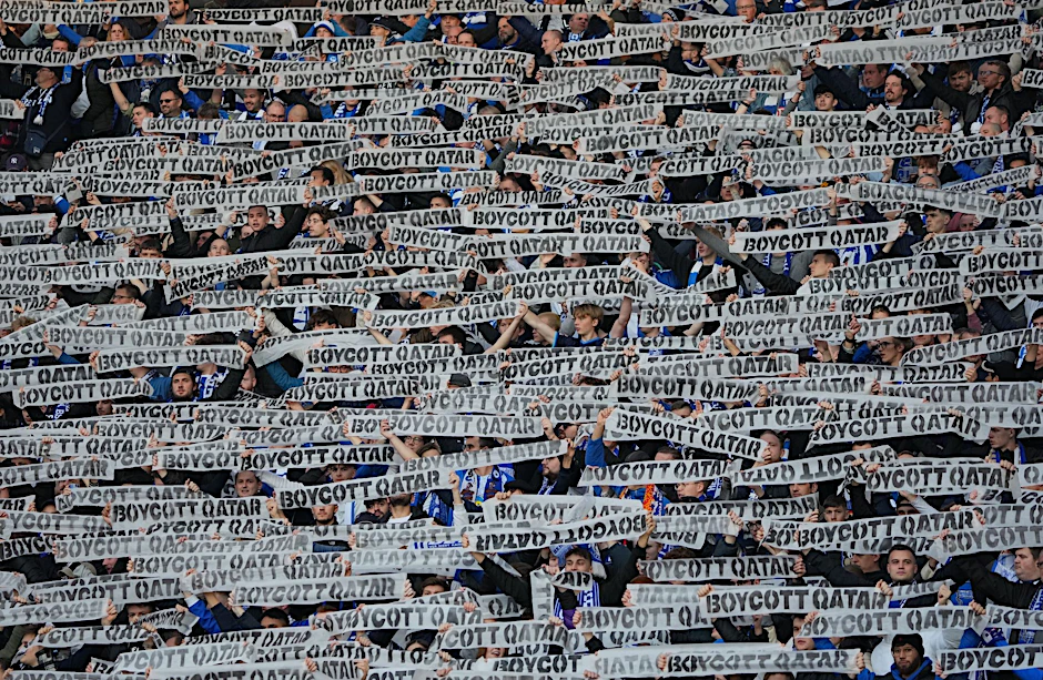 Herthas Fans in der Ostkurve rufen mit Transparenten zum Boykott der Fußball-WM in Katar auf.  