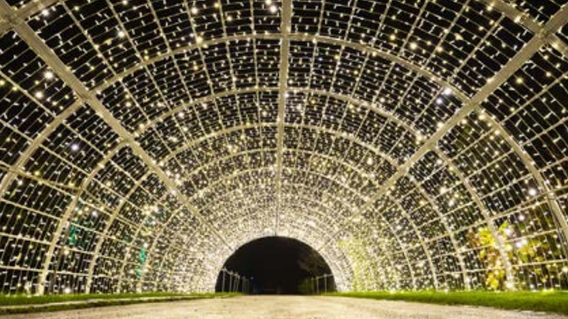 Zu den Attraktionen gehört der Lichtertunnel, der „Weg ins Glück“ heißt.