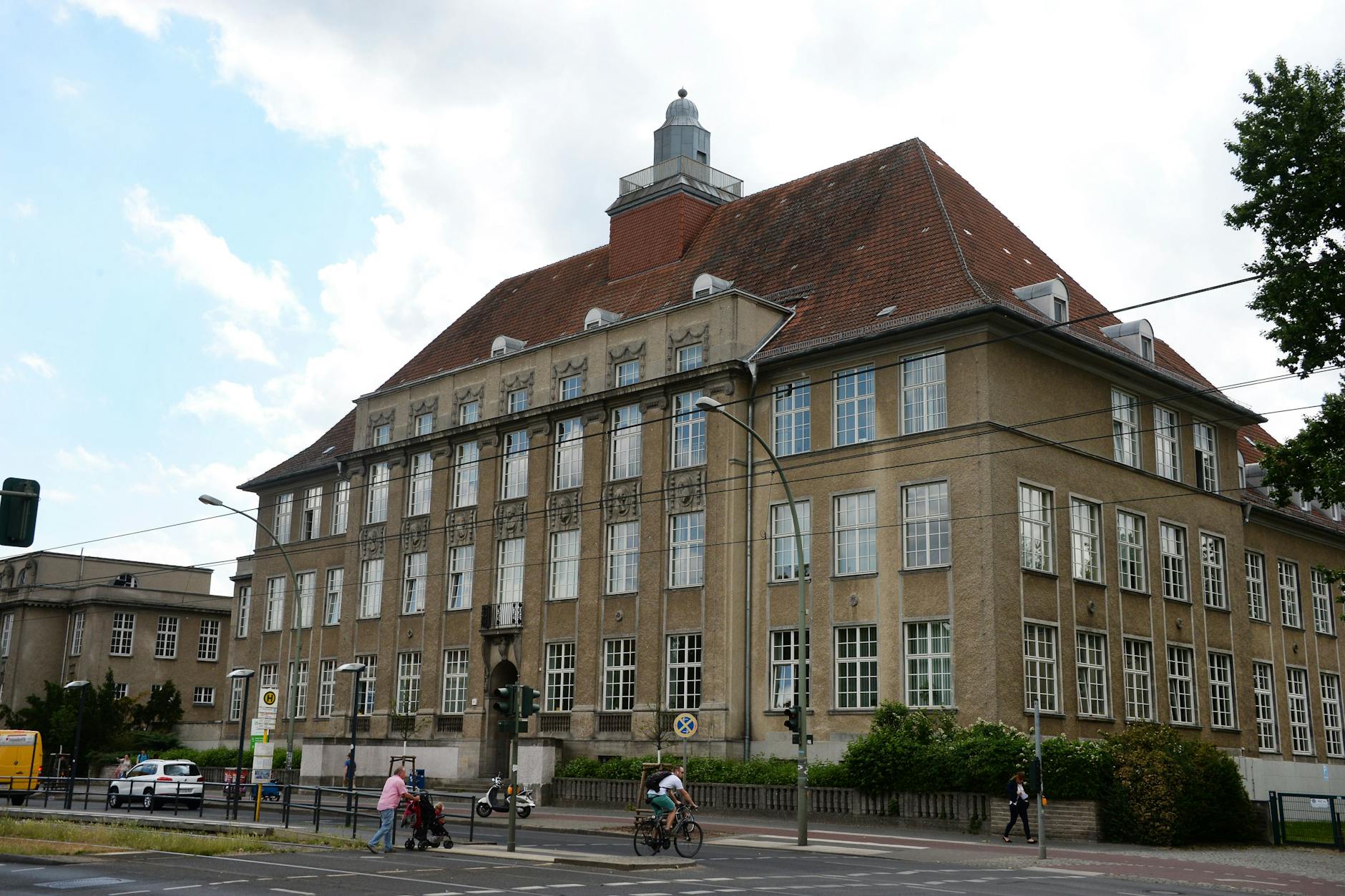 In dem Gebäude an der Treskowallee hatte einst die Hochschule für Ökonomie (HfÖ) ihren Sitz, heute gehört das Gebäude zur Hochschule für Technik und Wirtschaft (HTW). Es wurde 1914 als Gymnasium eingeweiht.