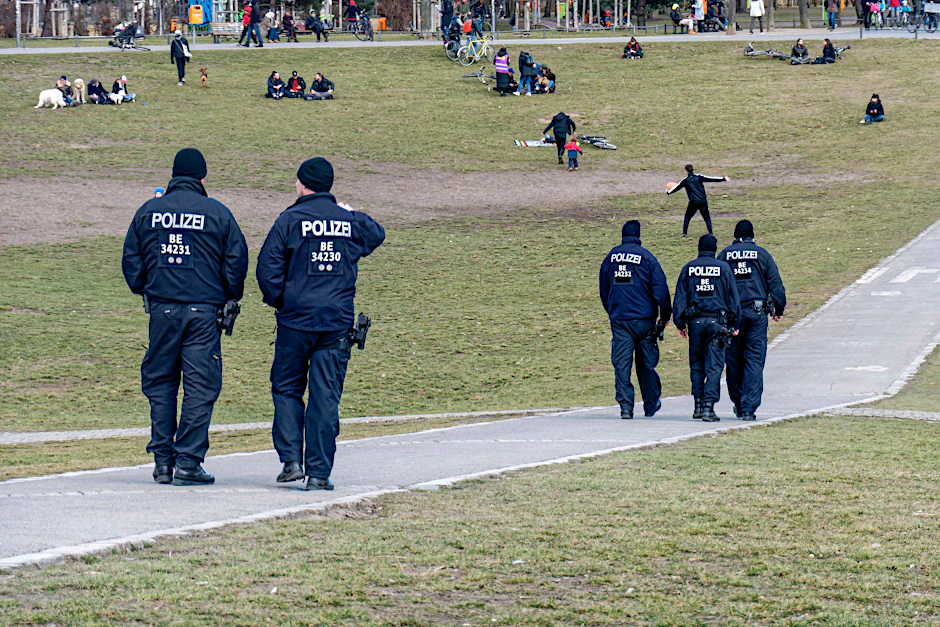 Polizisten laufen durch den Görlitzer Park.