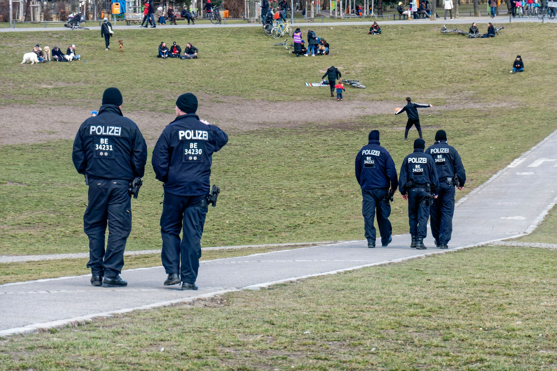 Polizisten laufen durch den Görlitzer Park.