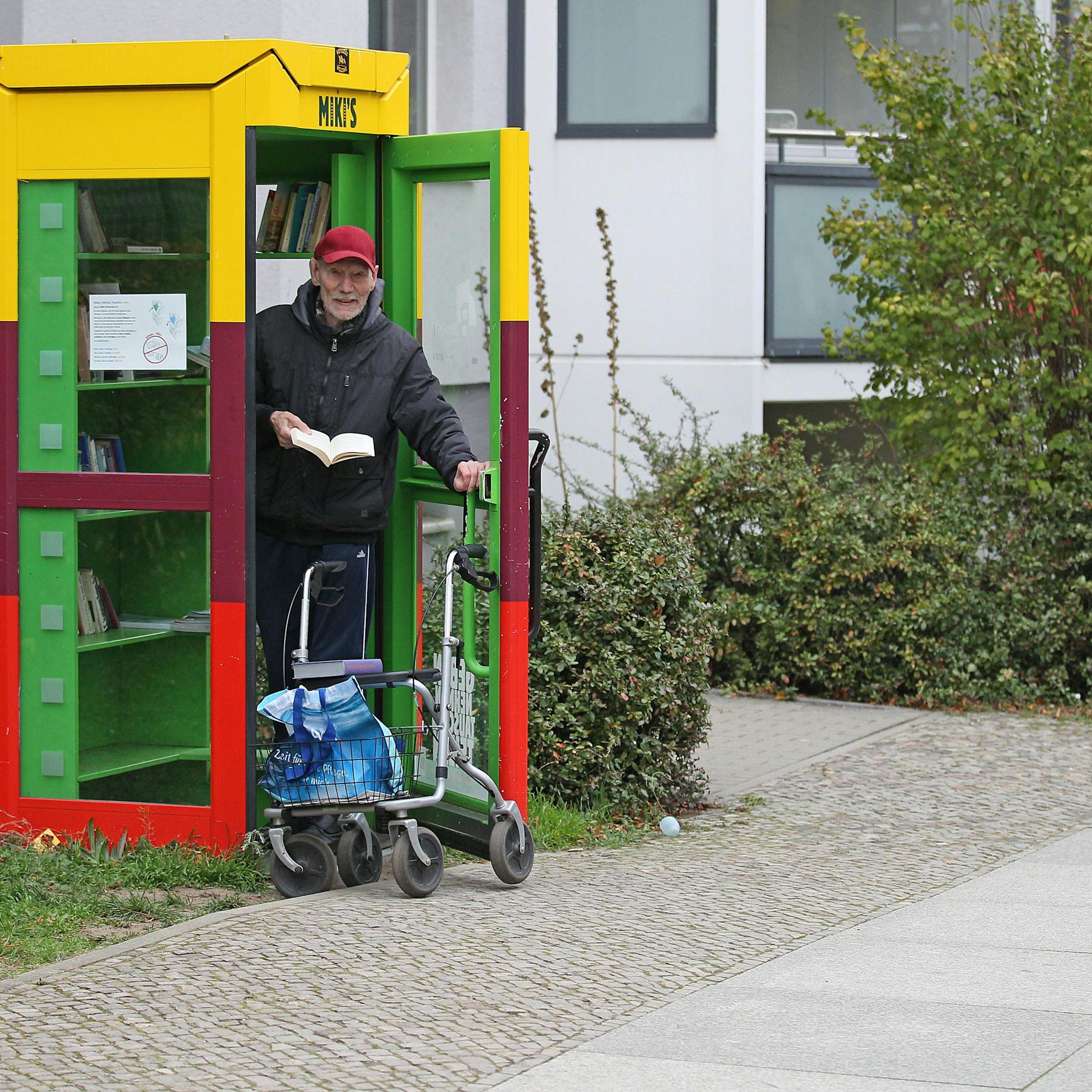 Harry Schulz freut sich über das Bücherregal in seiner Nachbarschaft.