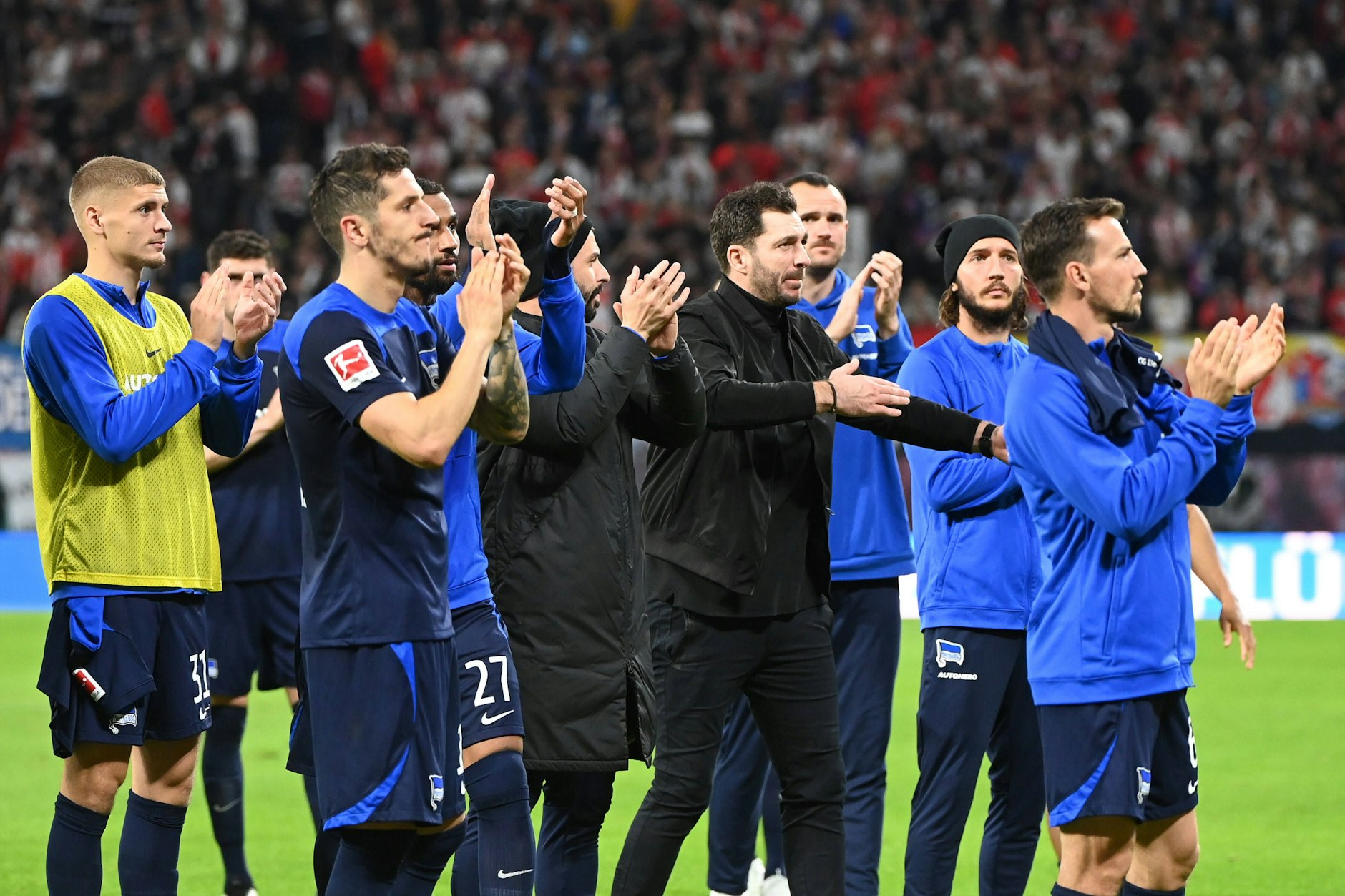 Spüren die Unterstützung der Fans: Hertha-Trainer Sandro Schwarz und seine Spieler.