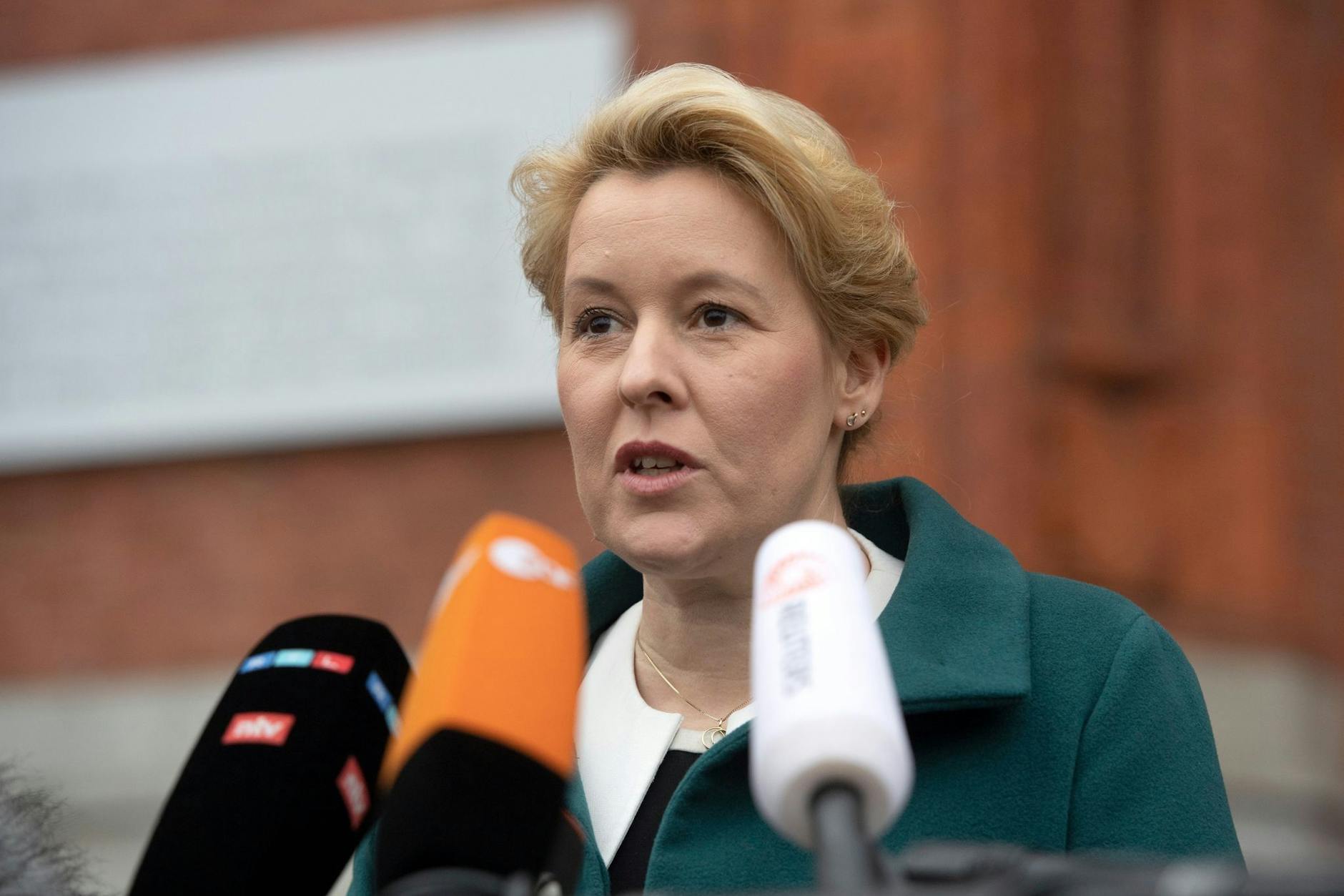 Berlins Regierende Bürgermeisterin Franziska Giffey äußert sich zu der Entscheidung des Berliner Verfassungsgerichts, wonach die Wahlen zum Abgeordnetenhaus wiederholt werden müssen. 