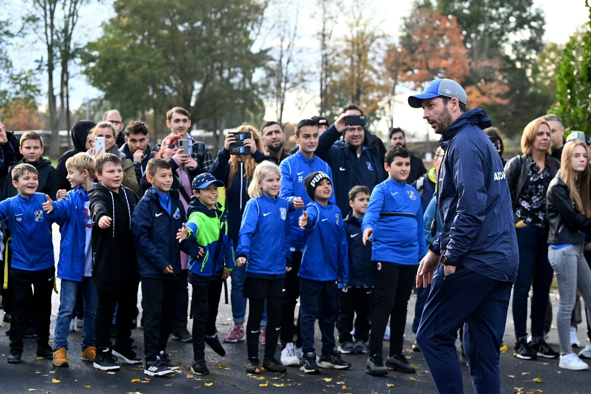 Nahbar: Herthas Cheftrainer Sandro Schwarz nimmt sich nach dem Training viel Zeit für die Fans.