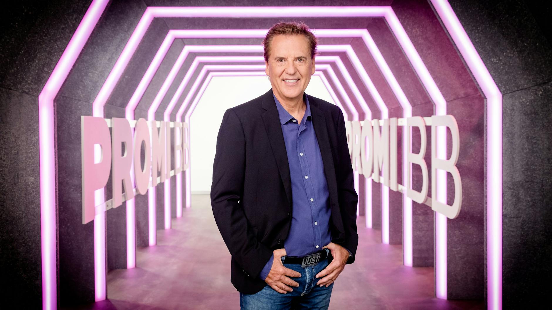 Fußball-Kommentator Jörg Dahlmann ist bei Promi Big Brother dabei.