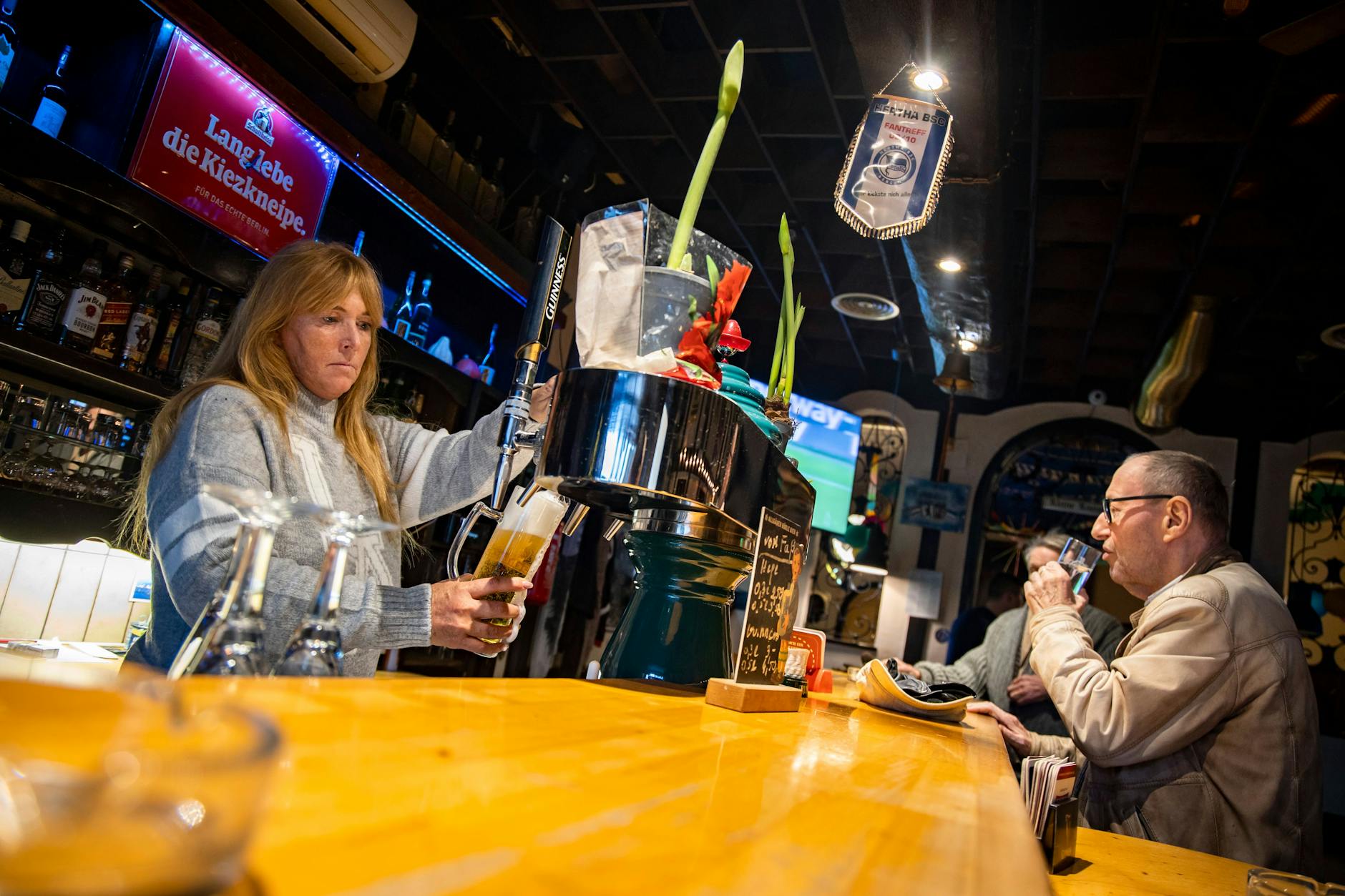 Susanne Maier, 52, zapft ein Bier im „Uhland-Eck“.