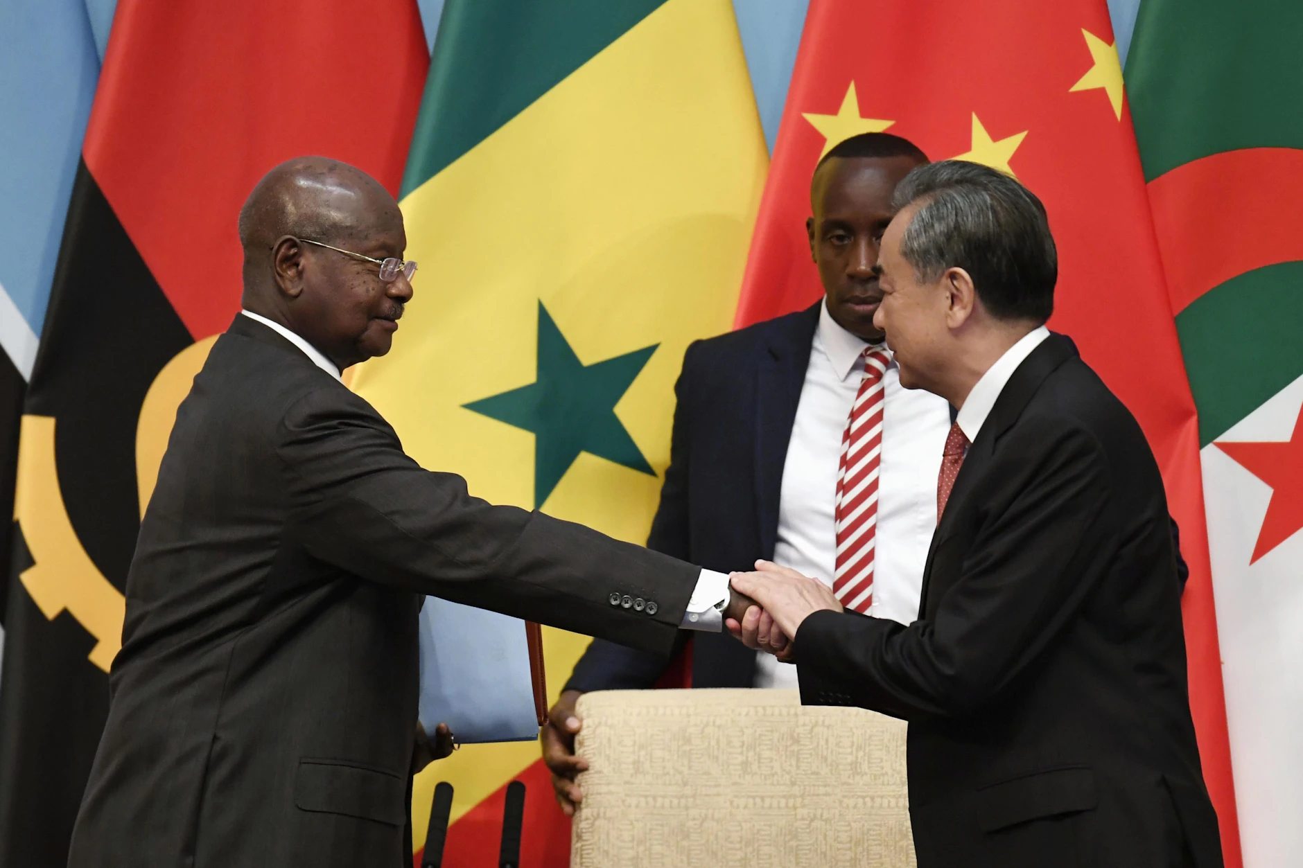 China investiert massiv in Afrika: Yoweri Museveni (l.), Präsident von Uganda, und Wang Yi, Außenminister von China, reichen sich bei der Eröffnungsfeier des Forums für die Zusammenarbeit zwischen China und Afrika die Hand.