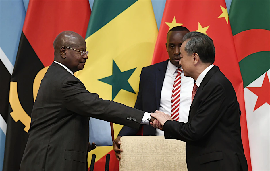 China investiert massiv in Afrika: Yoweri Museveni (l.), Präsident von Uganda, und Wang Yi, Außenminister von China, reichen sich bei der Eröffnungsfeier des Forums für die Zusammenarbeit zwischen China und Afrika die Hand.