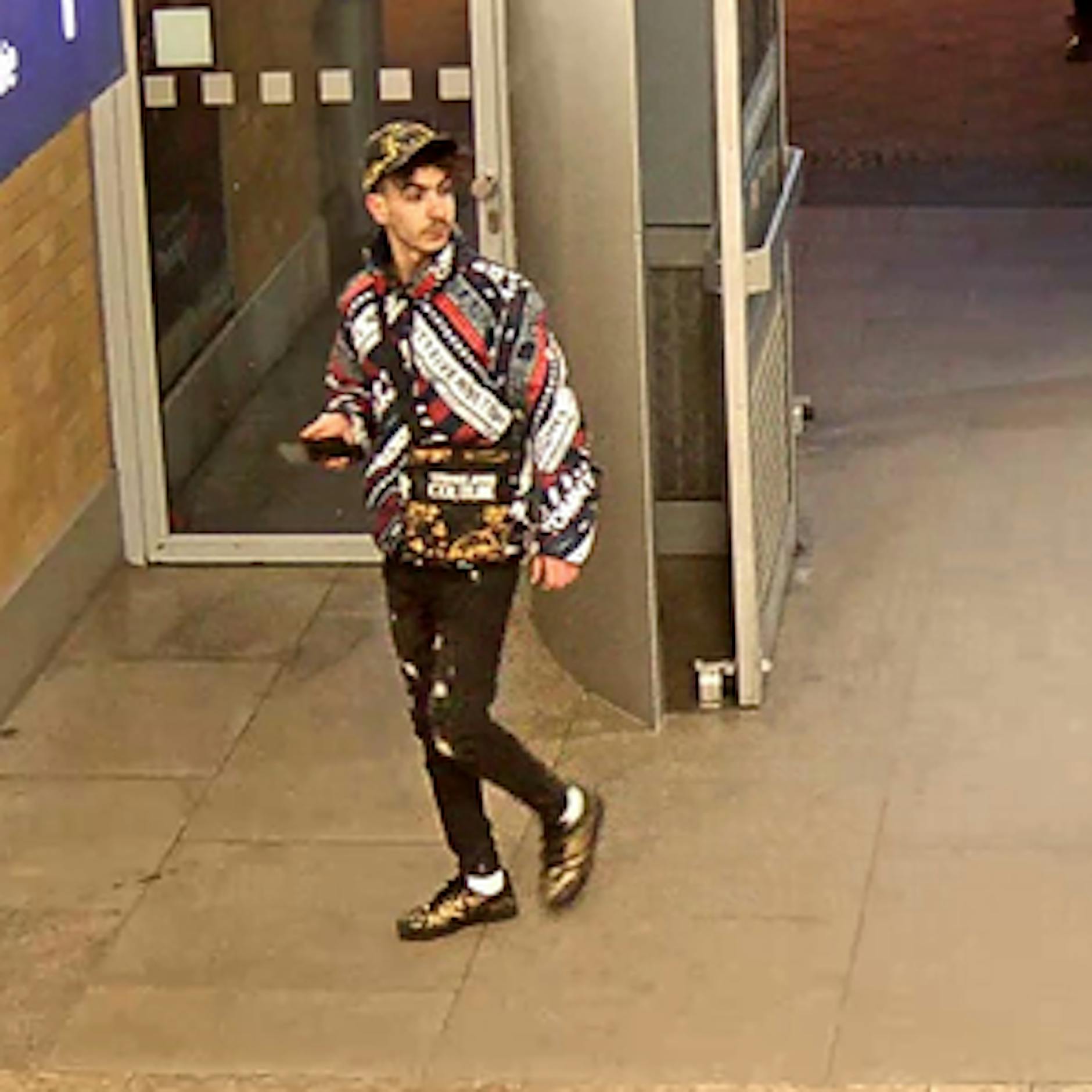 Pfefferspray-Attacke am Alex: Polizei fahndet nach diesem Mann