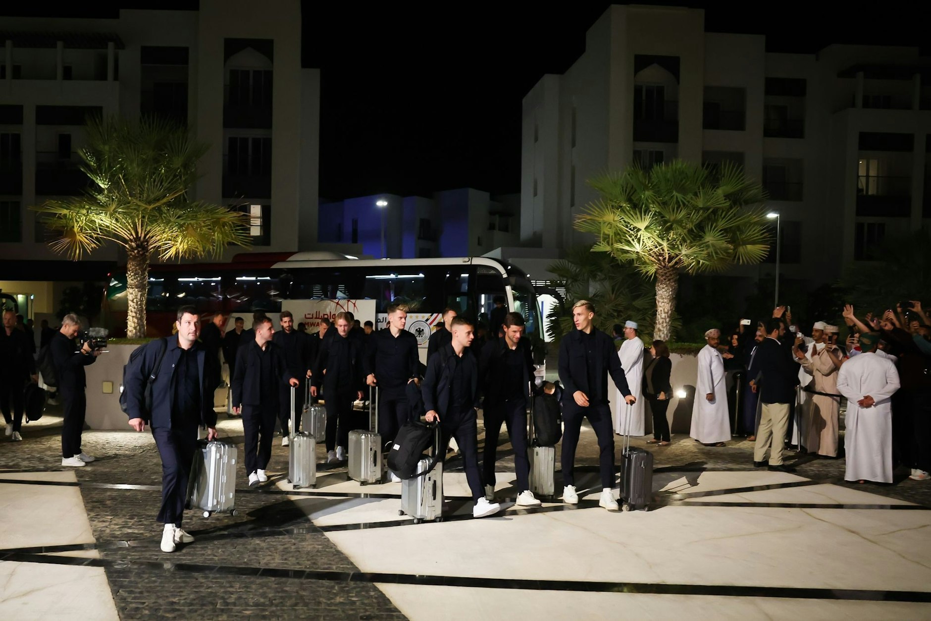 In Maskat angekommen: Die deutschen Nationalspieler.  