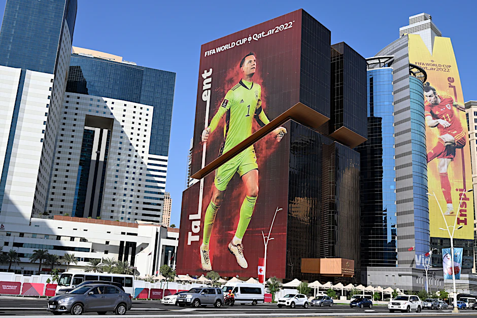 Übergroß ist der deutsche Nationaltorhüter Manuel Neuer an der Fassade eines Gebäudes in Doha angebracht.