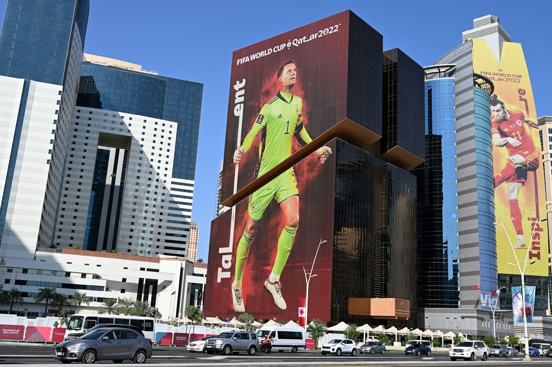 Übergroß ist der deutsche Nationaltorhüter Manuel Neuer an der Fassade eines Gebäudes in Doha angebracht.