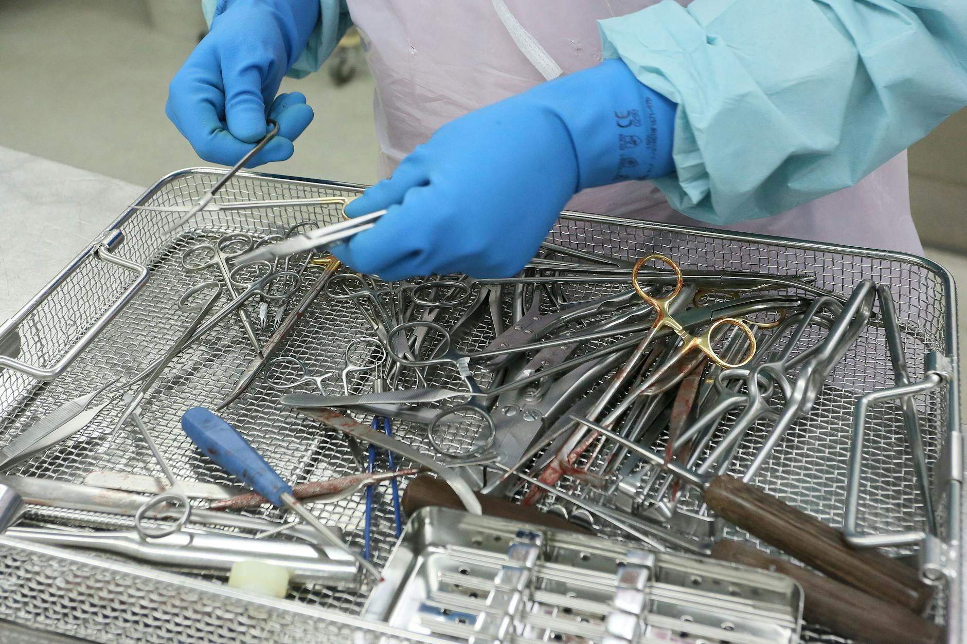 Unreines OP-Besteck wird für die Reinigung vorbereitet. Die Spur der Keime in deutschen Krankenhäusern ist lang, und manchmal endet sie tödlich. 
