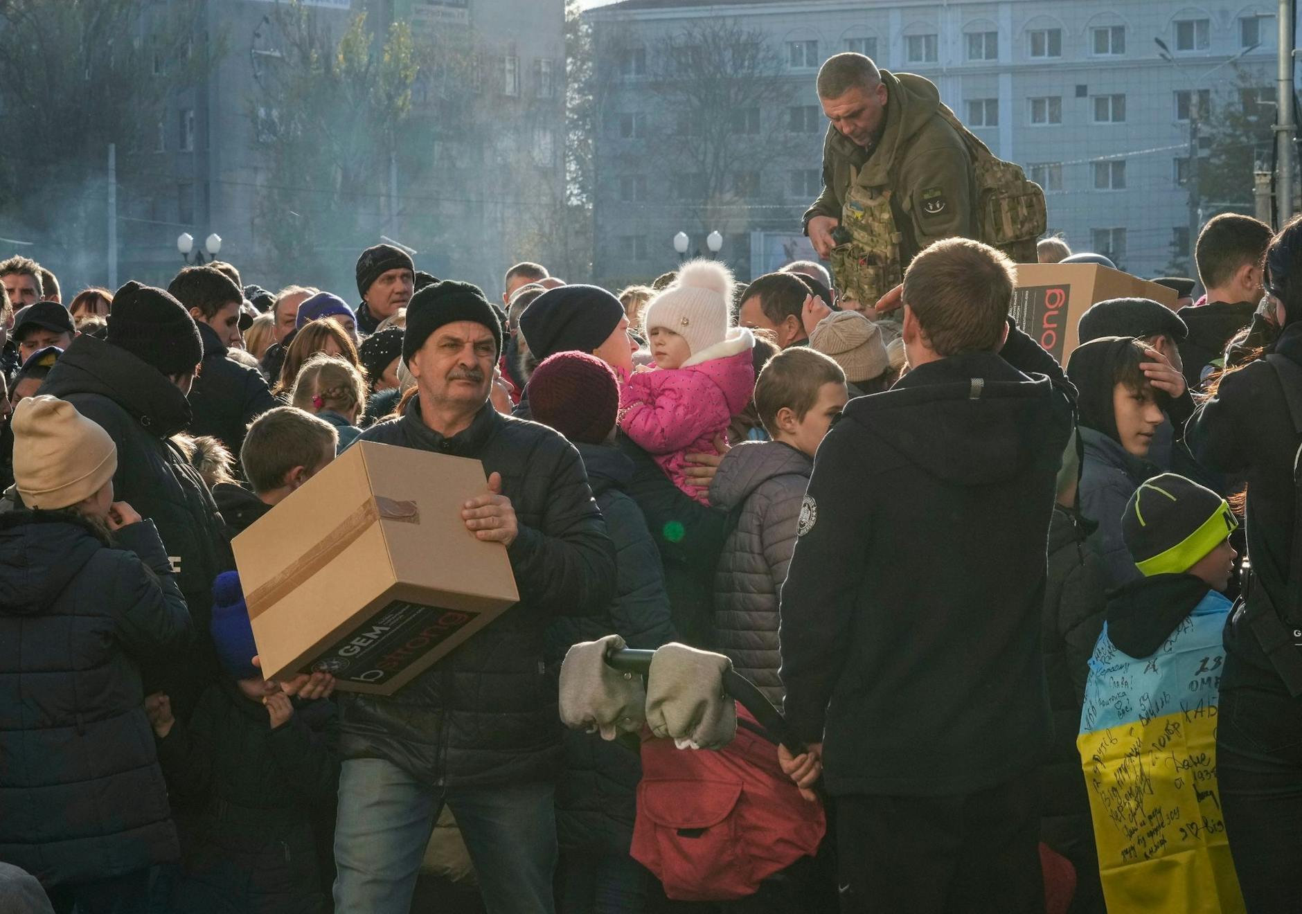 Menschen erhalten humanitäre Hilfe auf einem zentralen Platz in Cherson. Nach den wohl massivsten russischen Raketenangriffen auf die ukrainische Energieinfrastruktur seit Kriegsbeginn hat Kiew die Situation als «kritisch» bezeichnet.