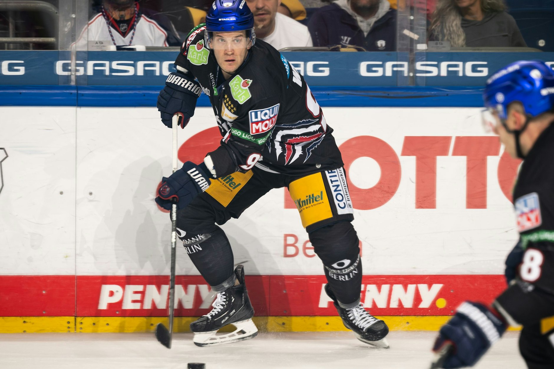 Matt White ist mit sechs Toren bester Schütze der Eisbären.