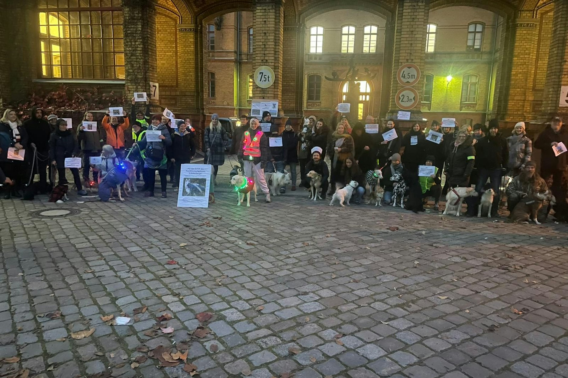 Demonstration vor der Bezirksverordnetenversammlung Pankow. Am 30.11.2022 soll es eine weitere Kundgebung geben. Hundefreunde treffen sich ab 16.00 Uhr in der Fröbelstraße 17, Haus 7 der BVV.