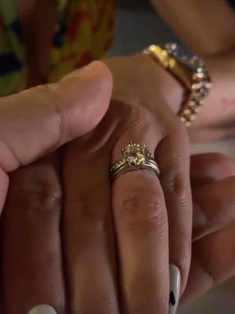 Bushido macht seiner Anna-Maria Ferchichi einen zweiten Heiratsantrag, die zeigt stolz den Ring.