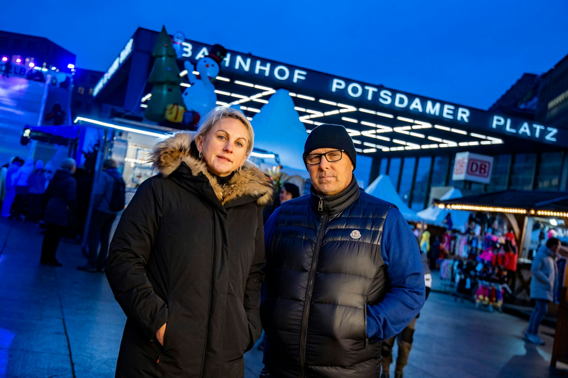 Die Betreiber der Winterwelt, Jacqueline Bergmann (l.) und Thorsten Wieland (r.), posieren für ein Bild am Potsdamer Platz in Berlin am 16. November 2022.