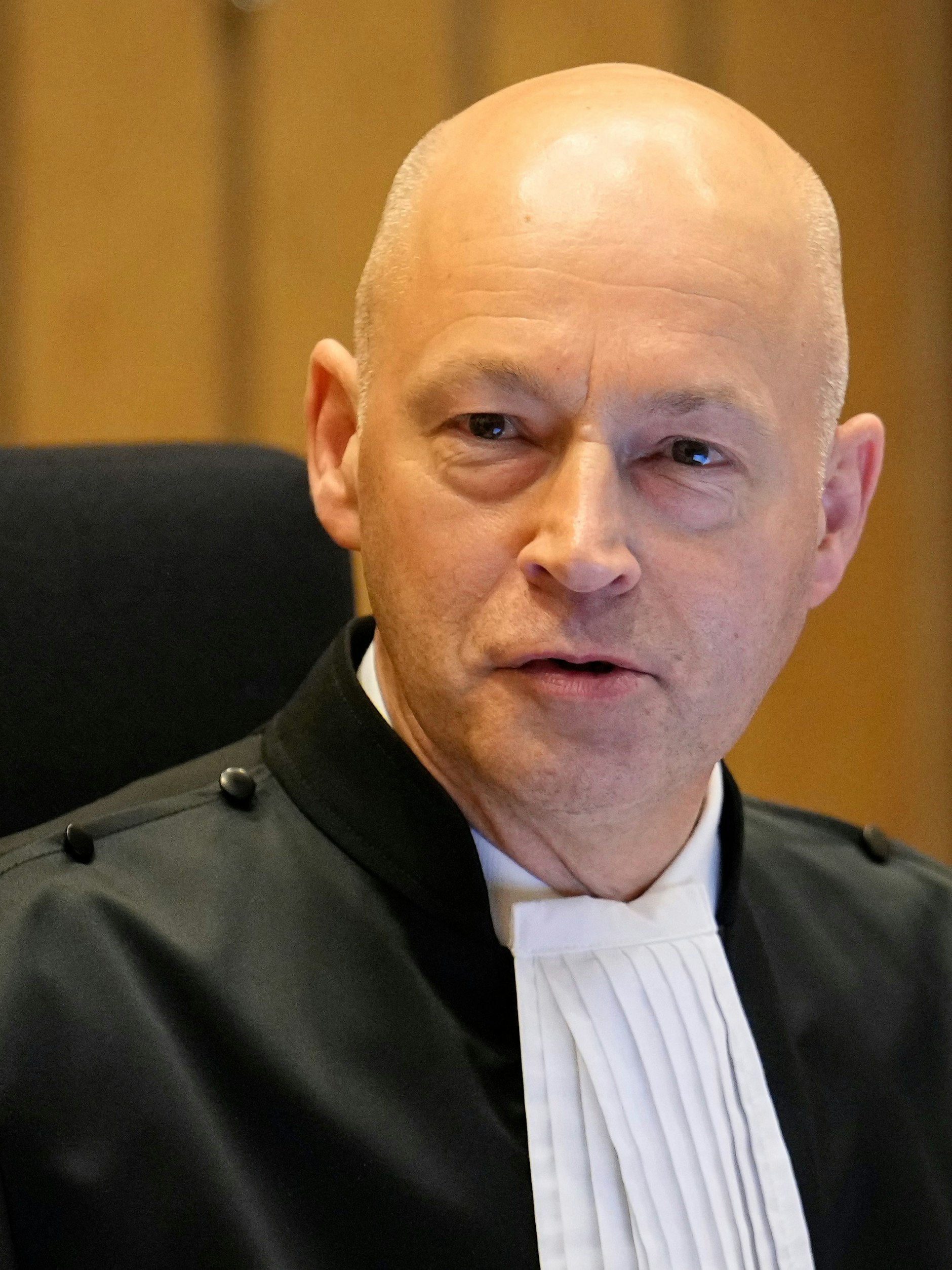Der Vorsitzende Richter Hendrik Steenhuis im Gerichtssaal am Flughafen Schiphol bei Amsterdam. 