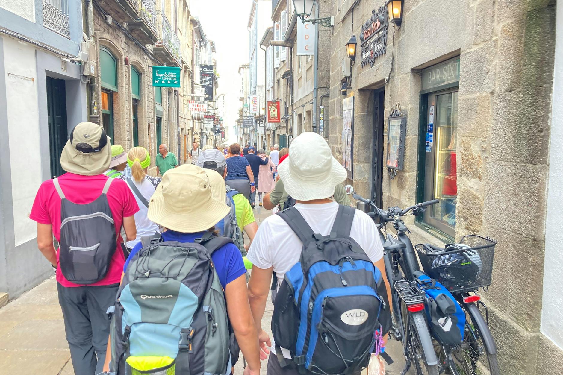 Volle Gassen in Santiago de Compostela: Freude bei ankommenden Pilgern auf der Rua do Franco im Zentrum von Santiago. Am Ziel des Jakobsweges herrscht dieses Jahr Hochkonjunktur.