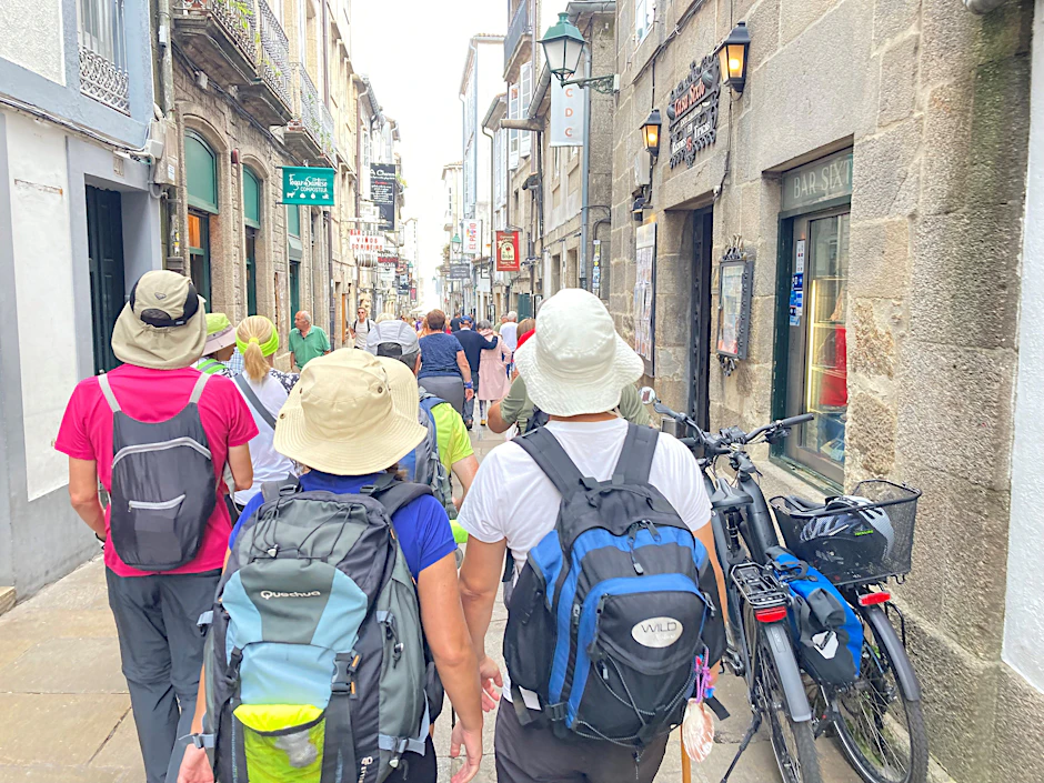 Volle Gassen in Santiago de Compostela: Freude bei ankommenden Pilgern auf der Rua do Franco im Zentrum von Santiago. Am Ziel des Jakobsweges herrscht dieses Jahr Hochkonjunktur.
