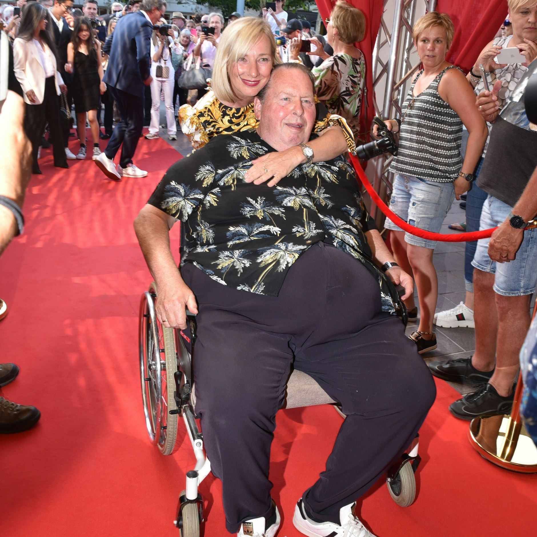 Ottfried Fischer mit seiner Frau Simone, die immer für ihn da ist. Seit Mitte des Jahres ist der Schauspieler an den Rollstuhl gefesselt.