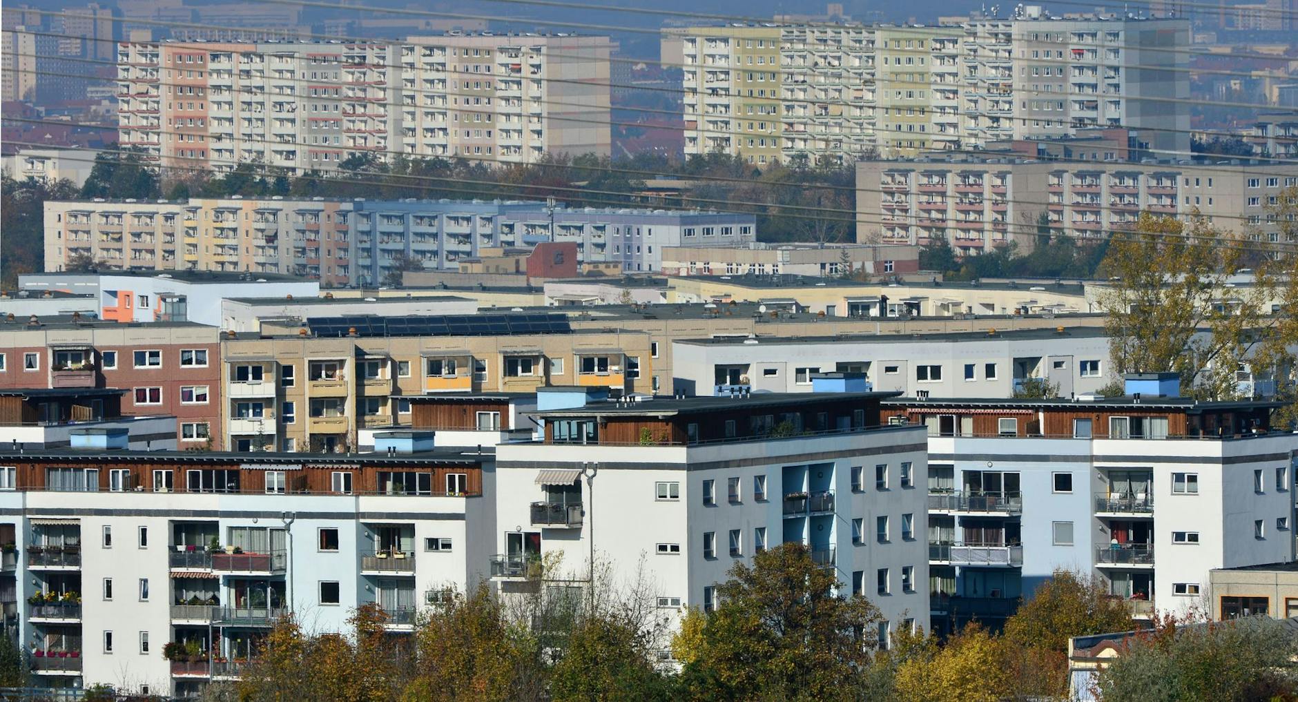 ARCHIV - Plattenbauten stehen in einem Wohngebiet nebeneinander. a