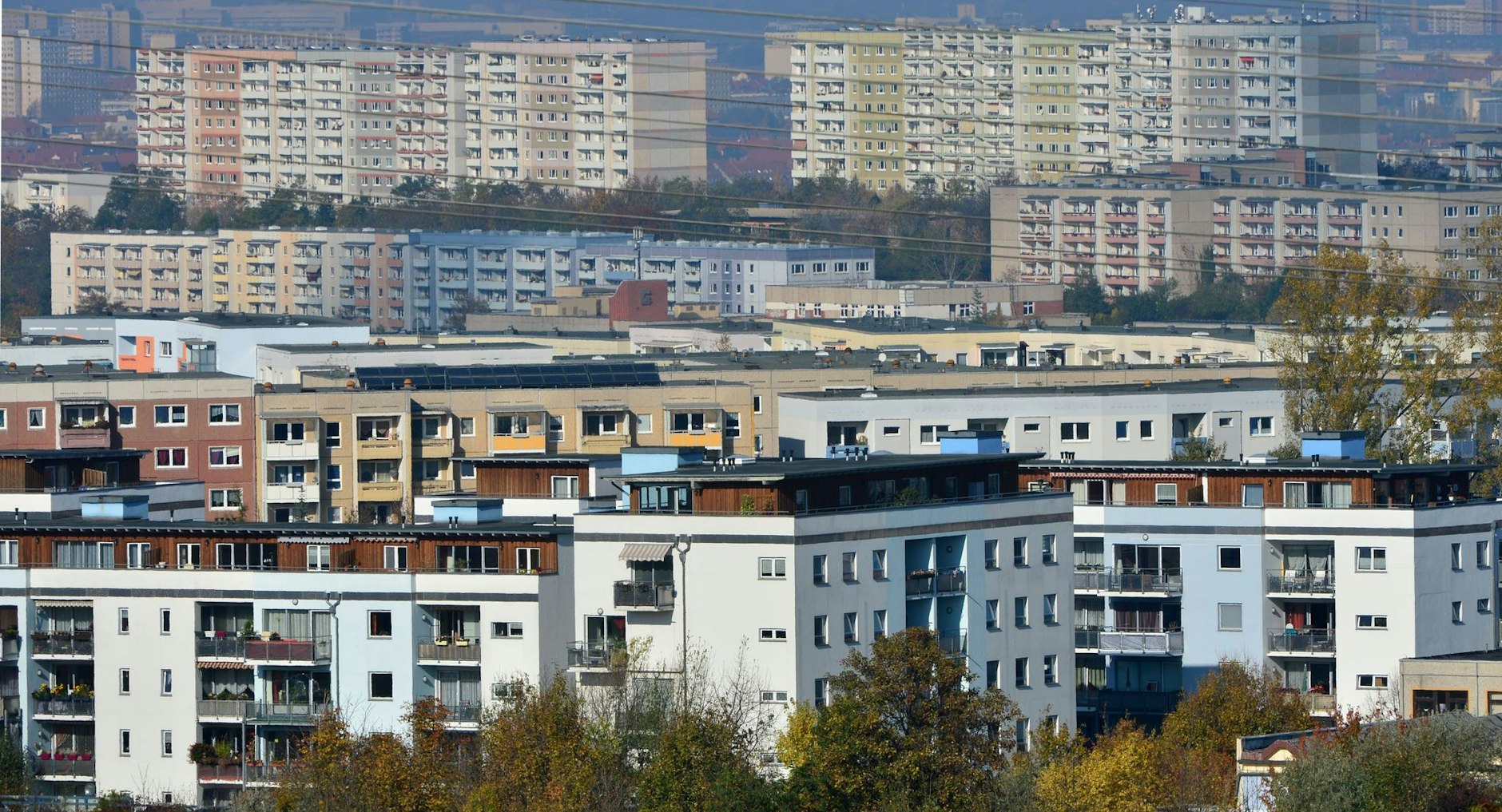 ARCHIV - Plattenbauten stehen in einem Wohngebiet nebeneinander.  a