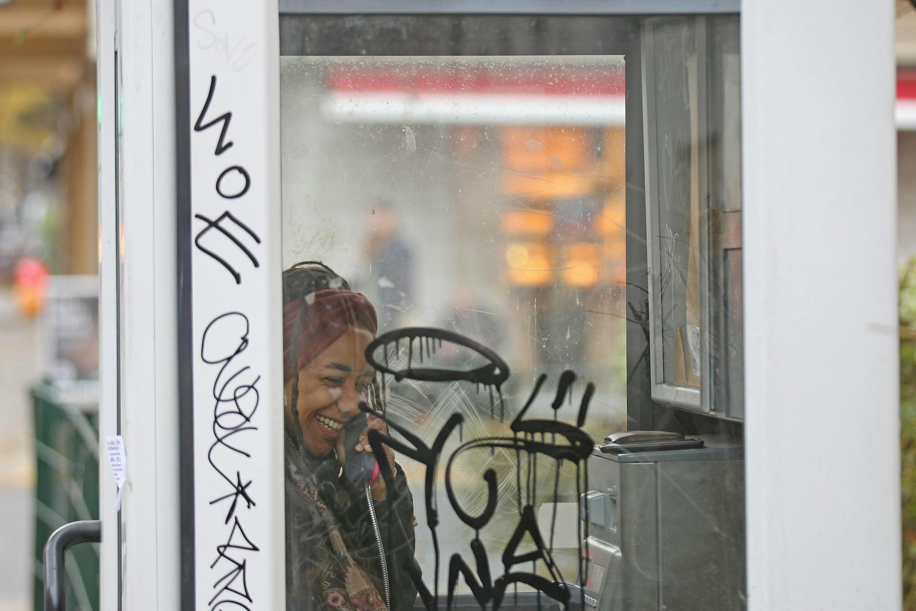 Die Telefonzelle an der Ecke Wildenbruch- und Harzerstraße ist ein Geldschlucker.