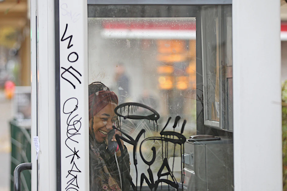 Die Telefonzelle an der Ecke Wildenbruch- und Harzerstraße ist ein Geldschlucker.