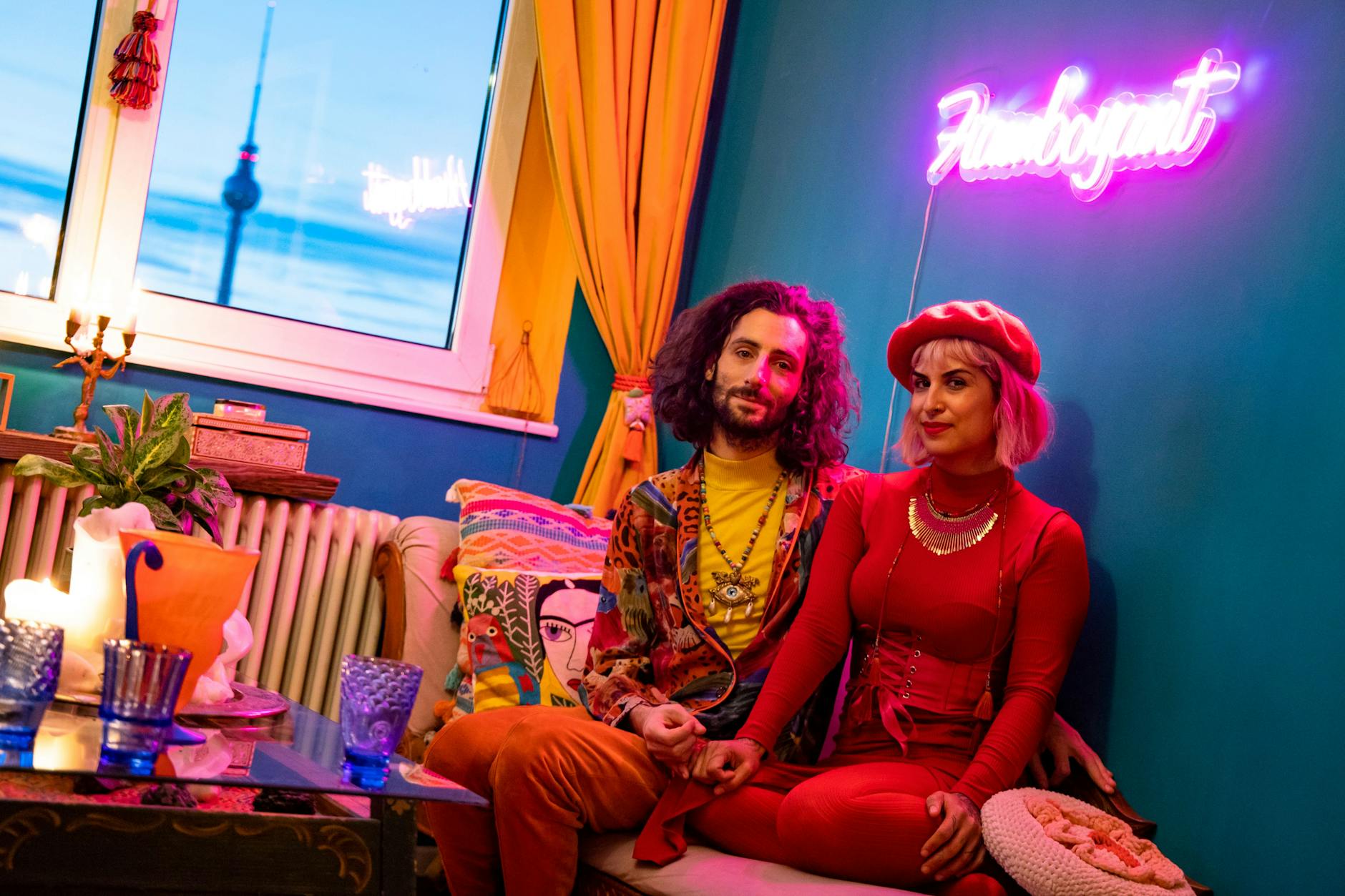 Jared Philippo und Nica Furtacor reichen sich den kleinen Finger fürs „Pinky Promise“.