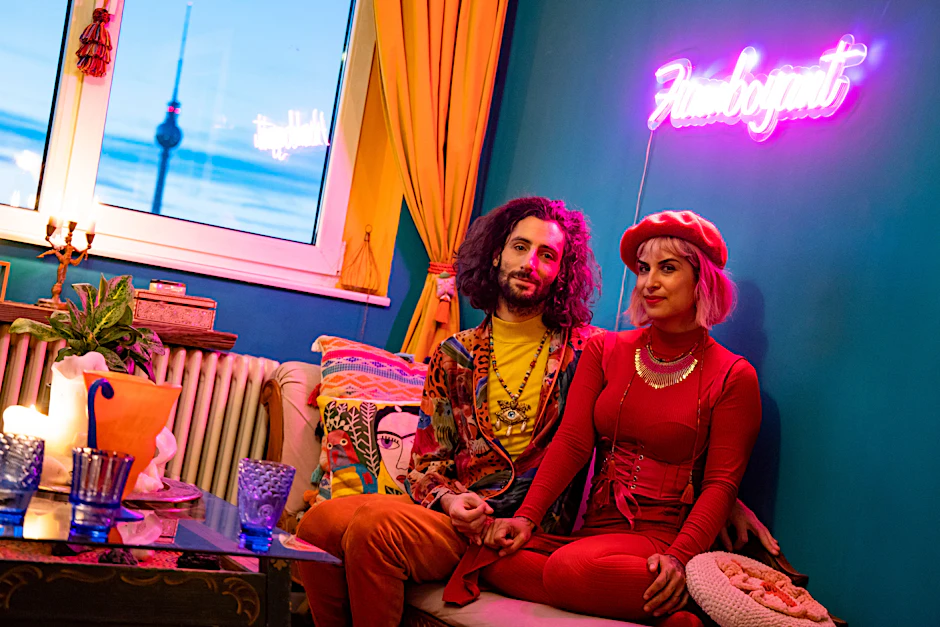 Jared Philippo und Nica Furtacor reichen sich den kleinen Finger fürs „Pinky Promise“.