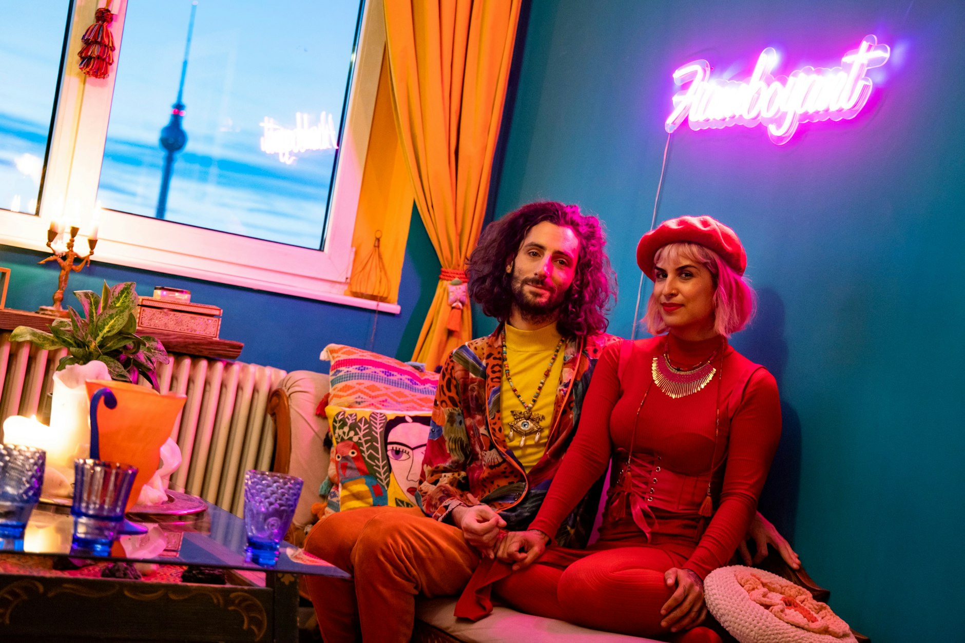 Jared Philippo und Nica Furtacor reichen sich den kleinen Finger fürs „Pinky Promise“.