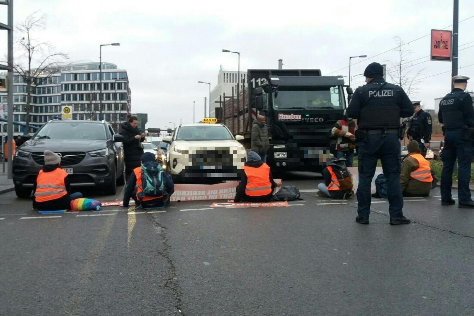 Protest der „Letzten Generation“ in der Invalidenstraße.
