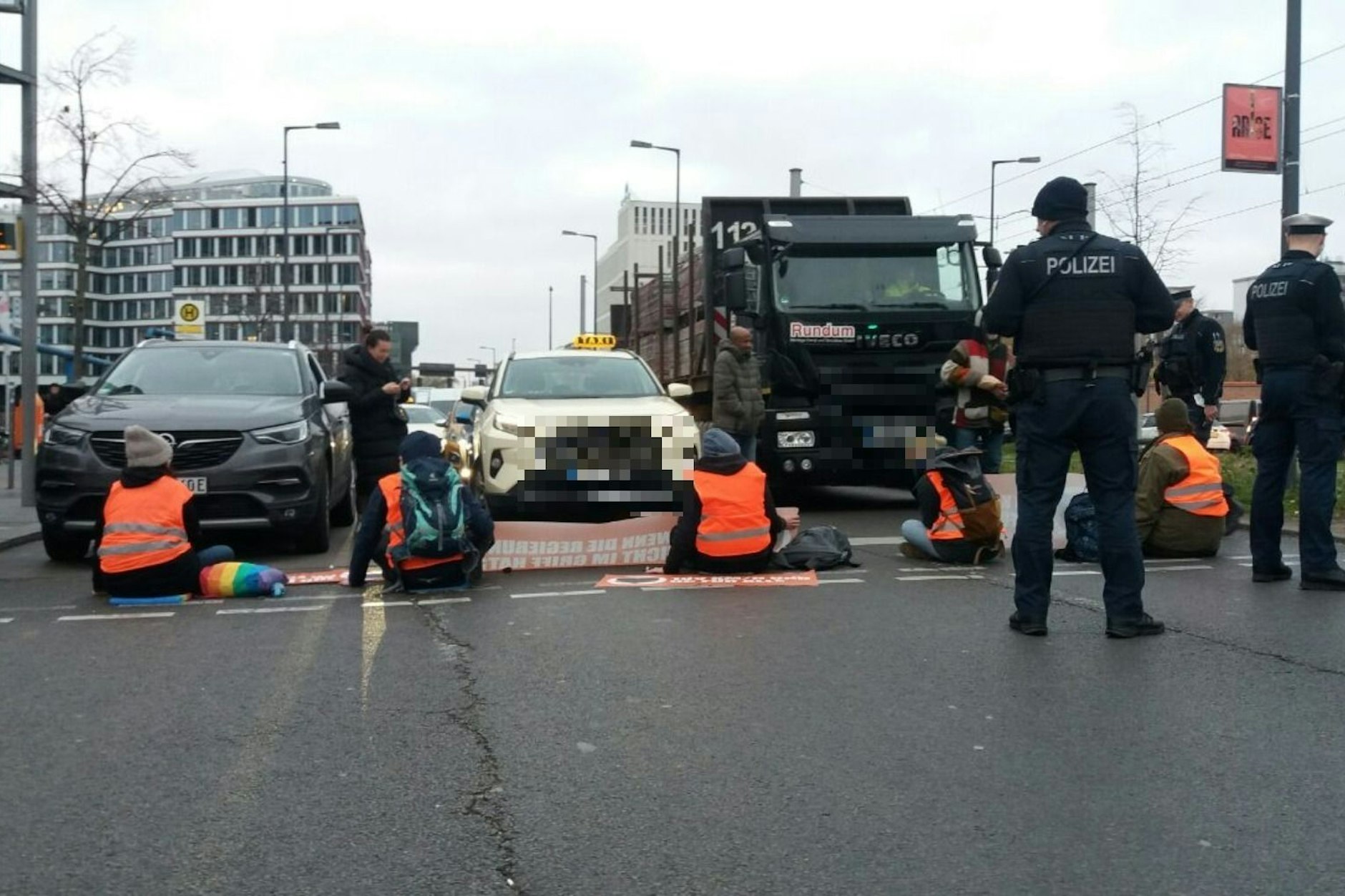 Protest der „Letzten Generation“ in der Invalidenstraße.