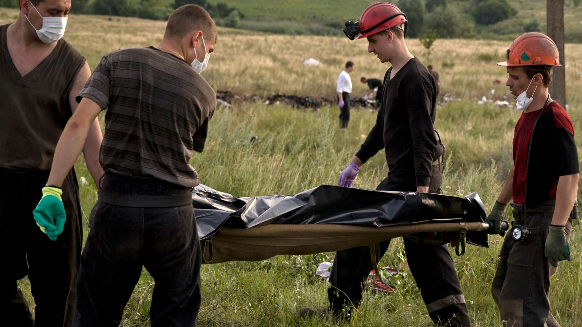 Ukrainische Bergleute beteiligten sich an der Bergung der Toten.