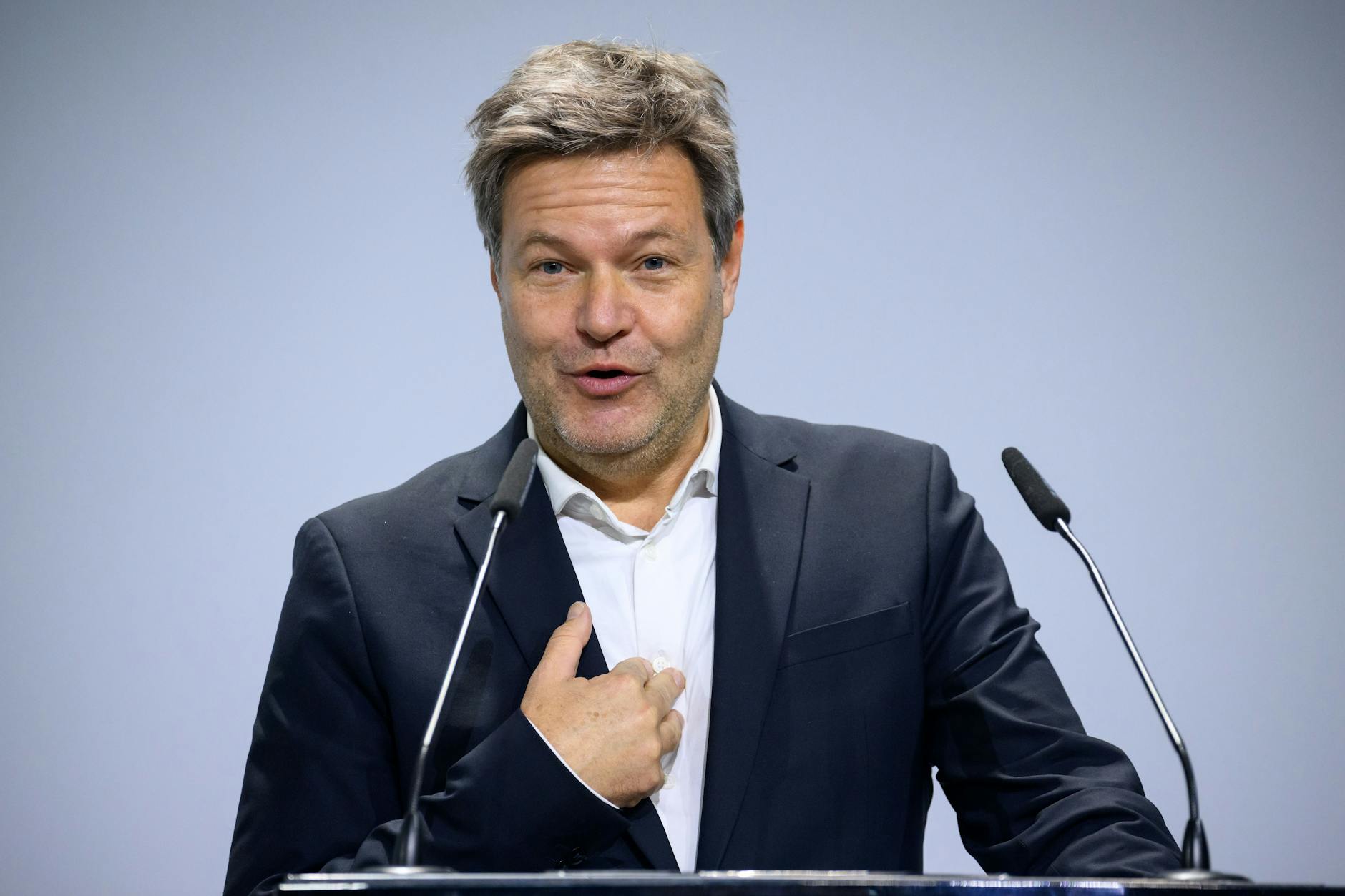 Bundesminister für Wirtschaft und Klimaschutz, erklärt wie die Strom- und Gaspreisbremse beim Verbraucher ankommen soll.