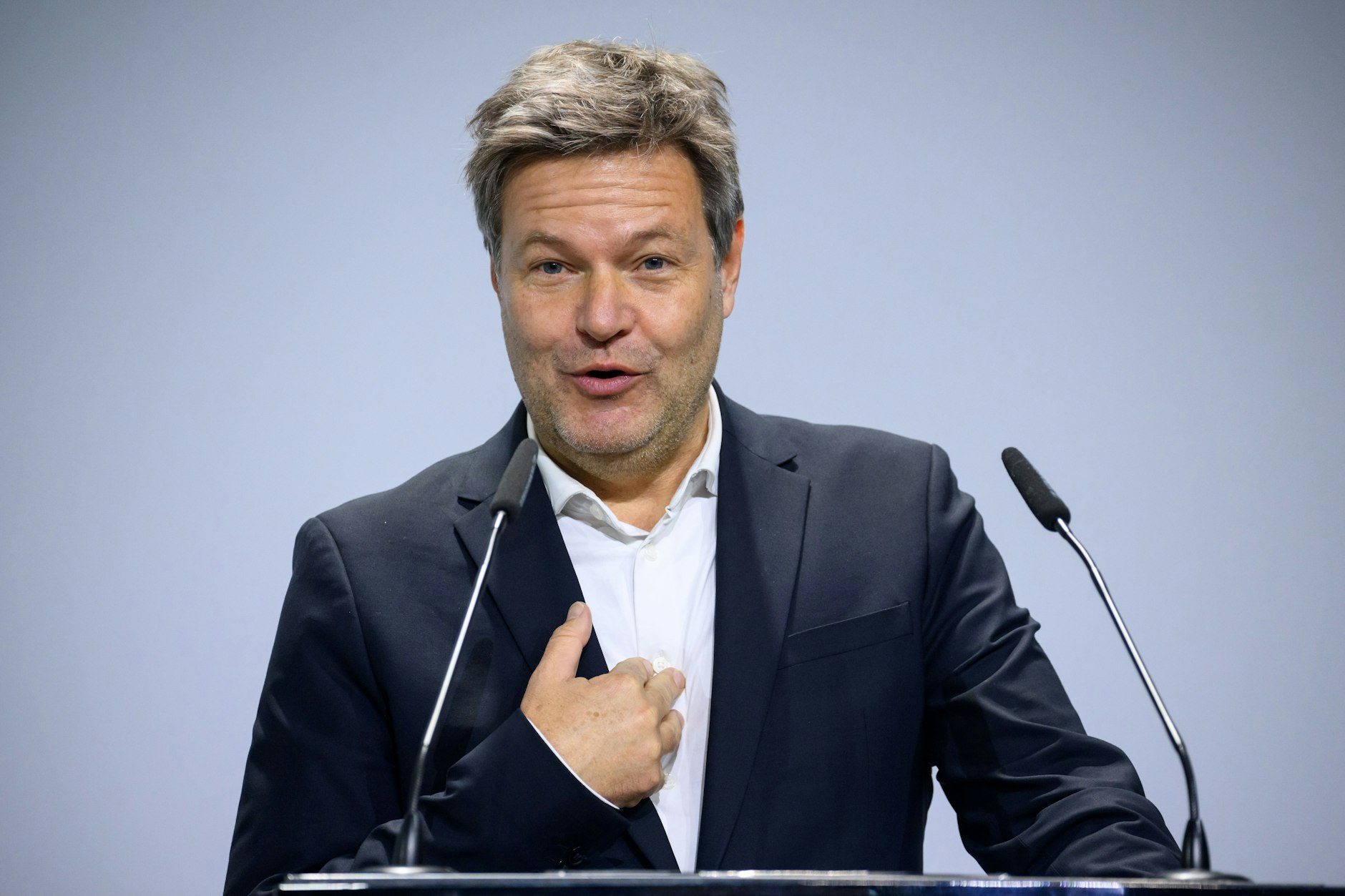 Bundesminister für Wirtschaft und Klimaschutz, erklärt wie die Strom- und Gaspreisbremse beim Verbraucher ankommen soll.