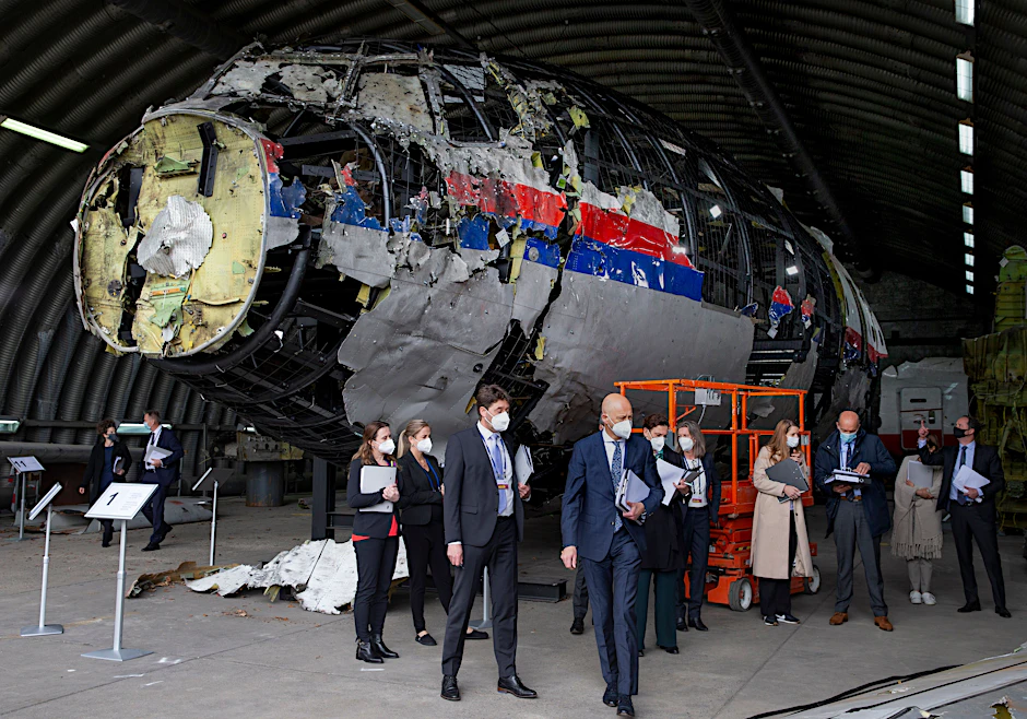 Der wiederaufgebaute Rumpf des Malaysia-Airlines-Fluges MH17 während einer Präsentation der Berichtsergebnisse des Dutch Safety Board im Mai 2021
