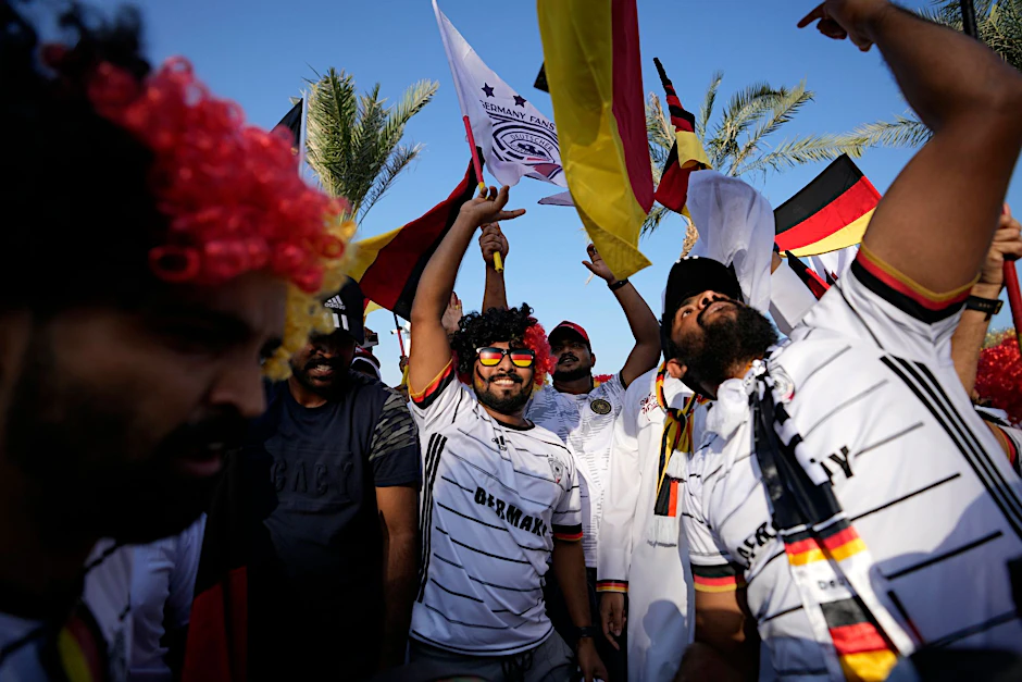 Deutsche Fans müssen bei der WM in Katar einige Regeln beachten, sonst drohen rasch rechtliche Konsequenzen.