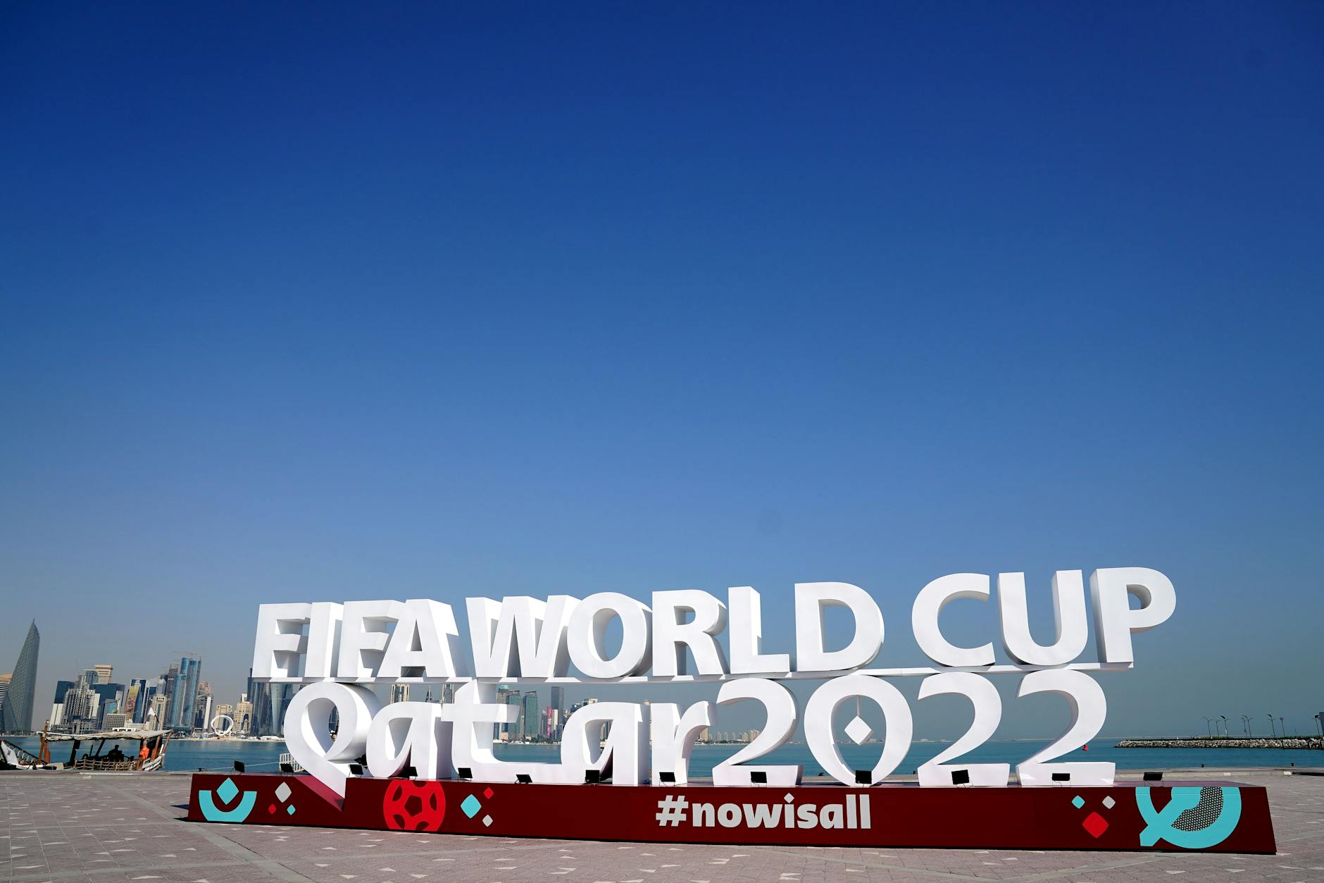 Schild an der Corniche von Doha im Vorfeld der FIFA Fussball-Weltmeisterschaft 2022 in Katar.