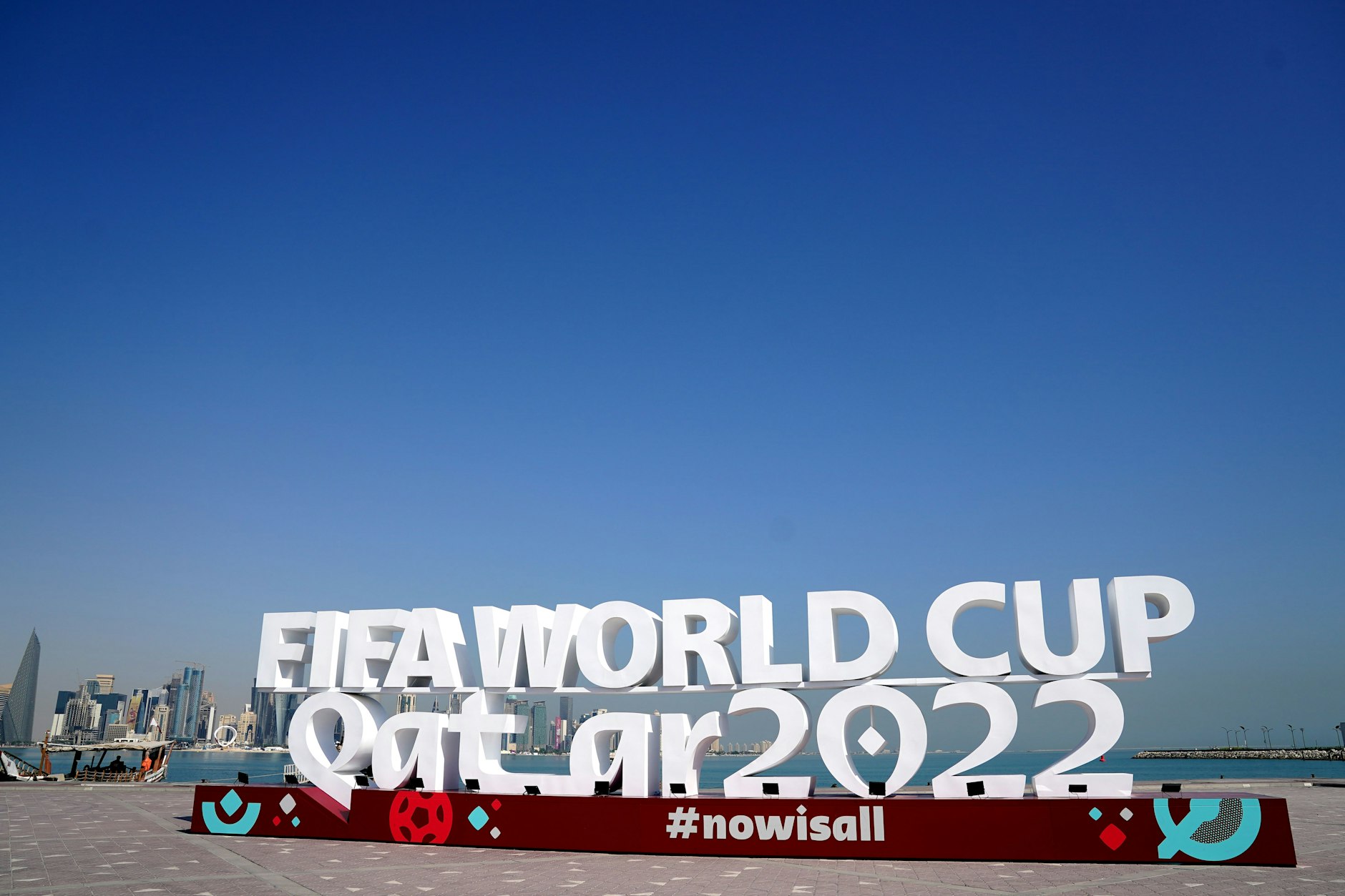 Schild an der Corniche von Doha im Vorfeld der FIFA Fussball-Weltmeisterschaft 2022 in Katar.