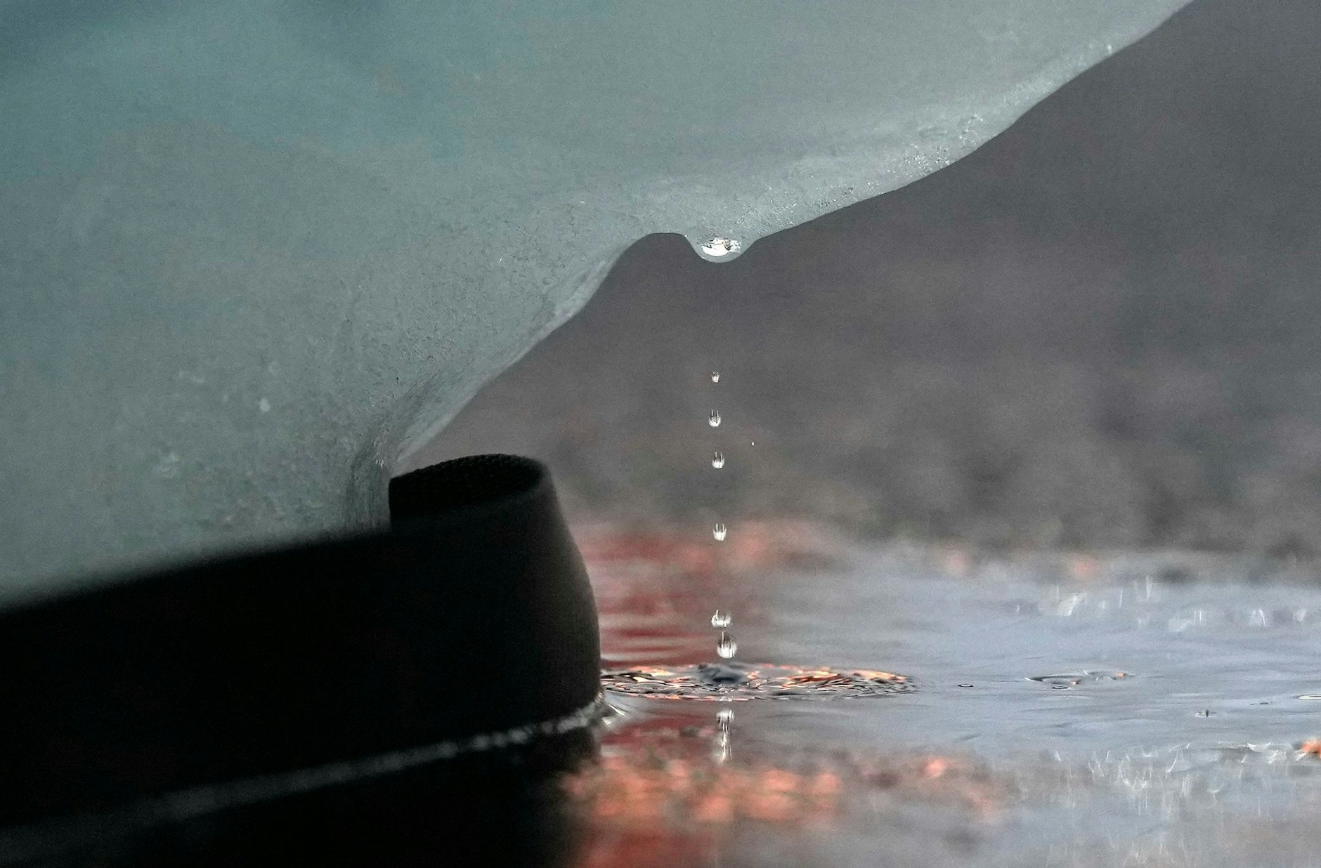 ARCHIV - Wasser tropft von einem Eisblock, der von Grönland nach Großbritannien gebracht wurde (Symbolbild). Laut Berechnungen des UN-Klimasekretariats werden die CO2-Emissionen bis 2030 um 10,6 Prozent im Vergleich zu 2010 zunehmen.  