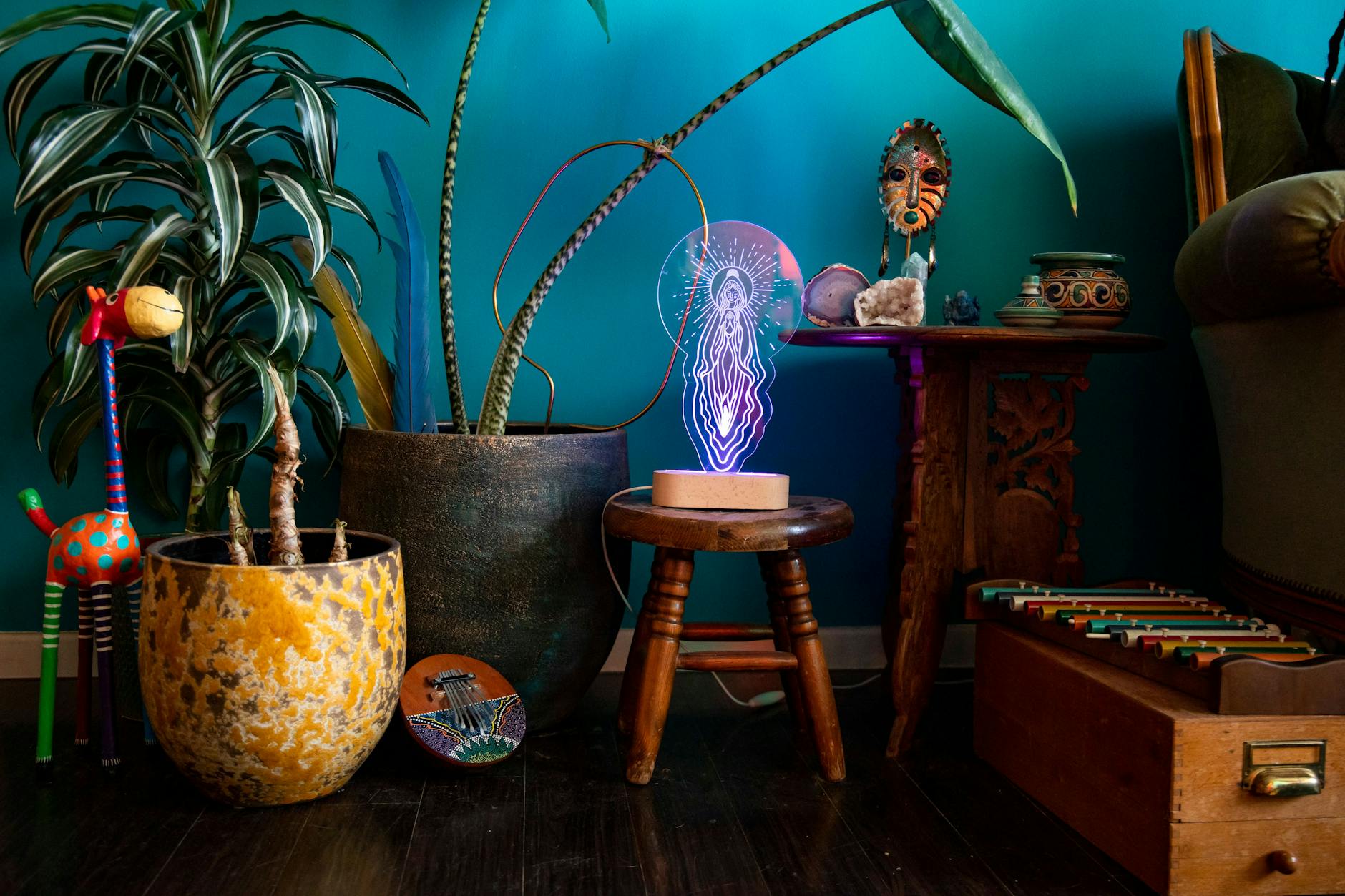 Eine leuchtende Vulva-Madonna ist eines von vielen extravaganten Einrichtungsgegenständen von Nica Furtacor.